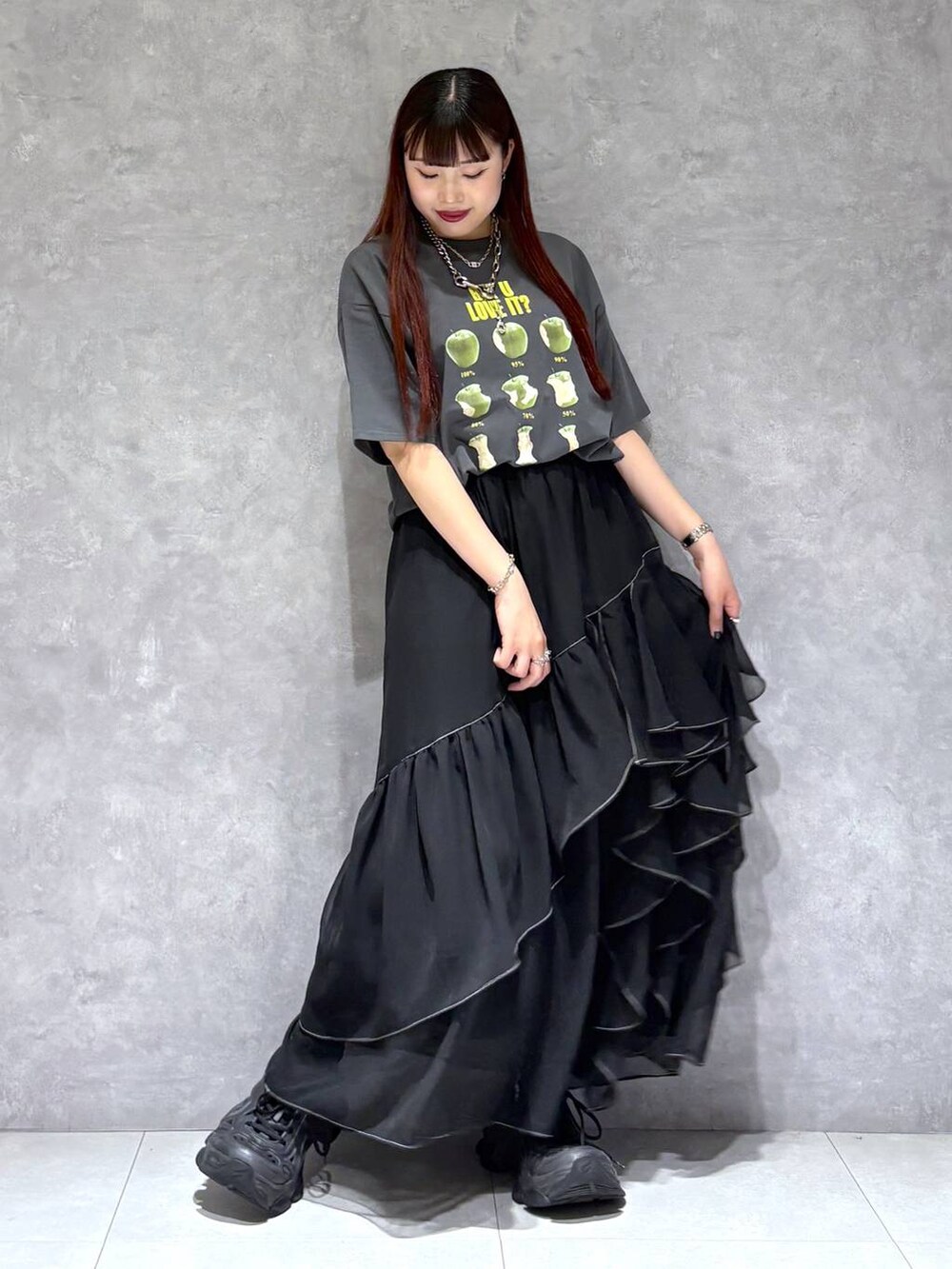 「モード、ストリート、きれいめ、カジュアル、ネックレス、骨格ストレート_PAGEBOY、ブルベ冬_PAGEBOY、Tシャツ、スカート」｜「PAGEBOYのステッチフリルスカート（スカート、ブラック系）」を使った、りりりさん（レディース・157cm）の春コーディネートの2枚目の写真