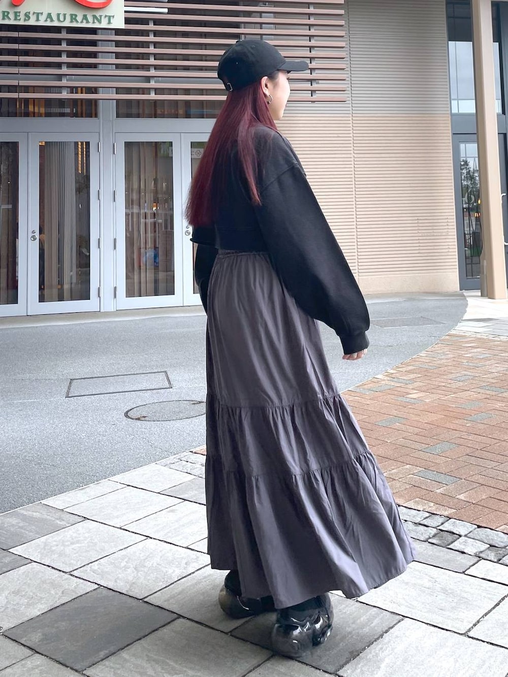 ホワイト系のTシャツ/カットソー、ブラック系のスウェット、グレー系のワンピースを着用したレディースの春コーディネートの6枚目の写真