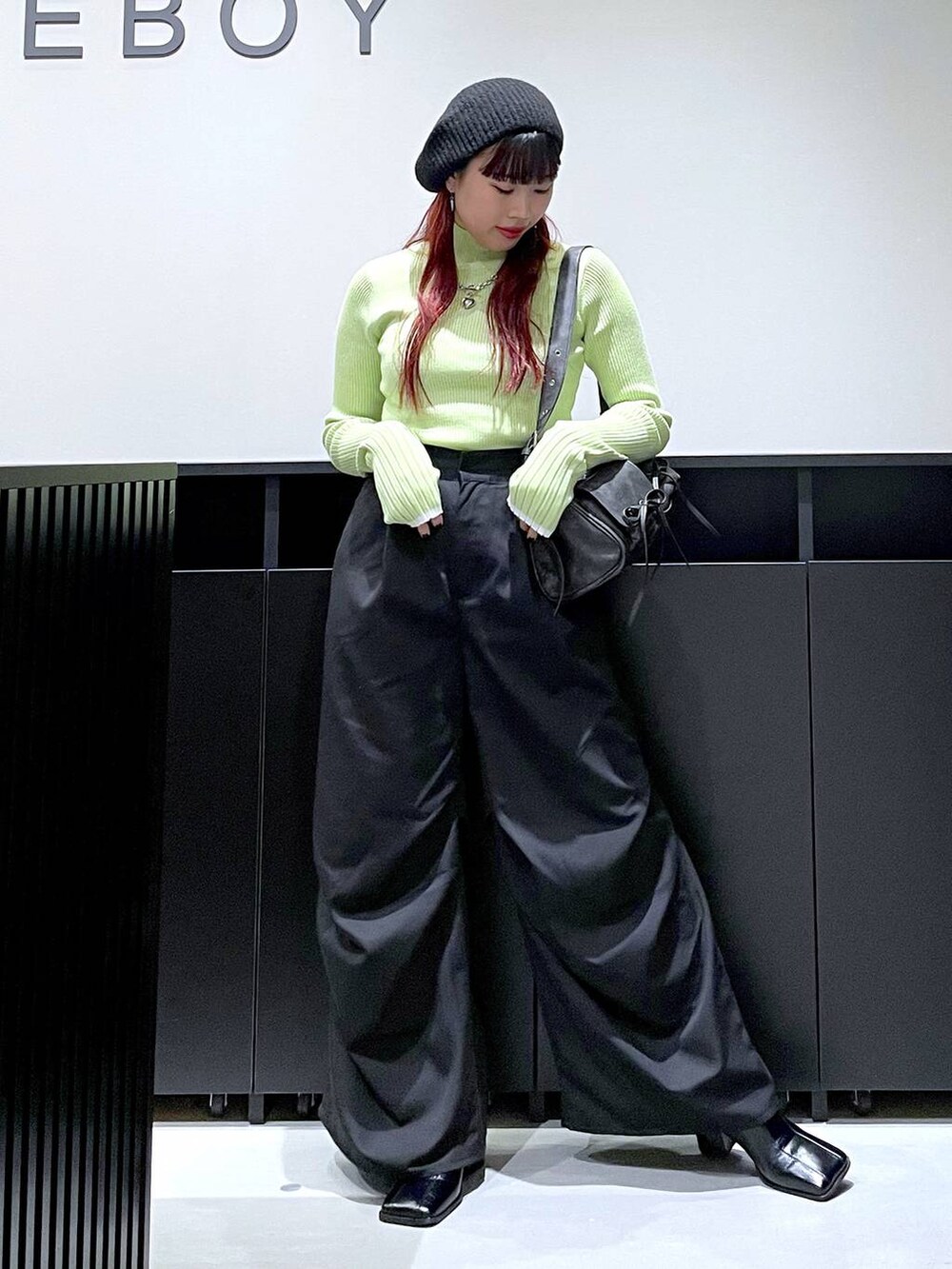 「モード、ストリート、きれいめ、カジュアル、ネックレス、骨格ストレート_PAGEBOY、ブルベ冬_PAGEBOY、ニット、パンツ、ベレー帽、ブーツ、バッグ」｜「PAGEBOYのバイカラースリーブハイネックニット（ニット/セーター、イエロー系）」を使った、りりりさん（レディース・157cm）の秋コーディネートの2枚目の写真