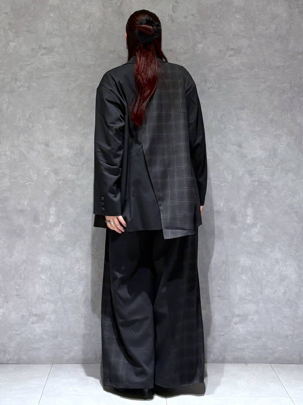 ブラック系のパンプス、ブラック系のテーラードジャケット、グレー系のスラックスを着用したレディースの秋コーディネートの5枚目の写真