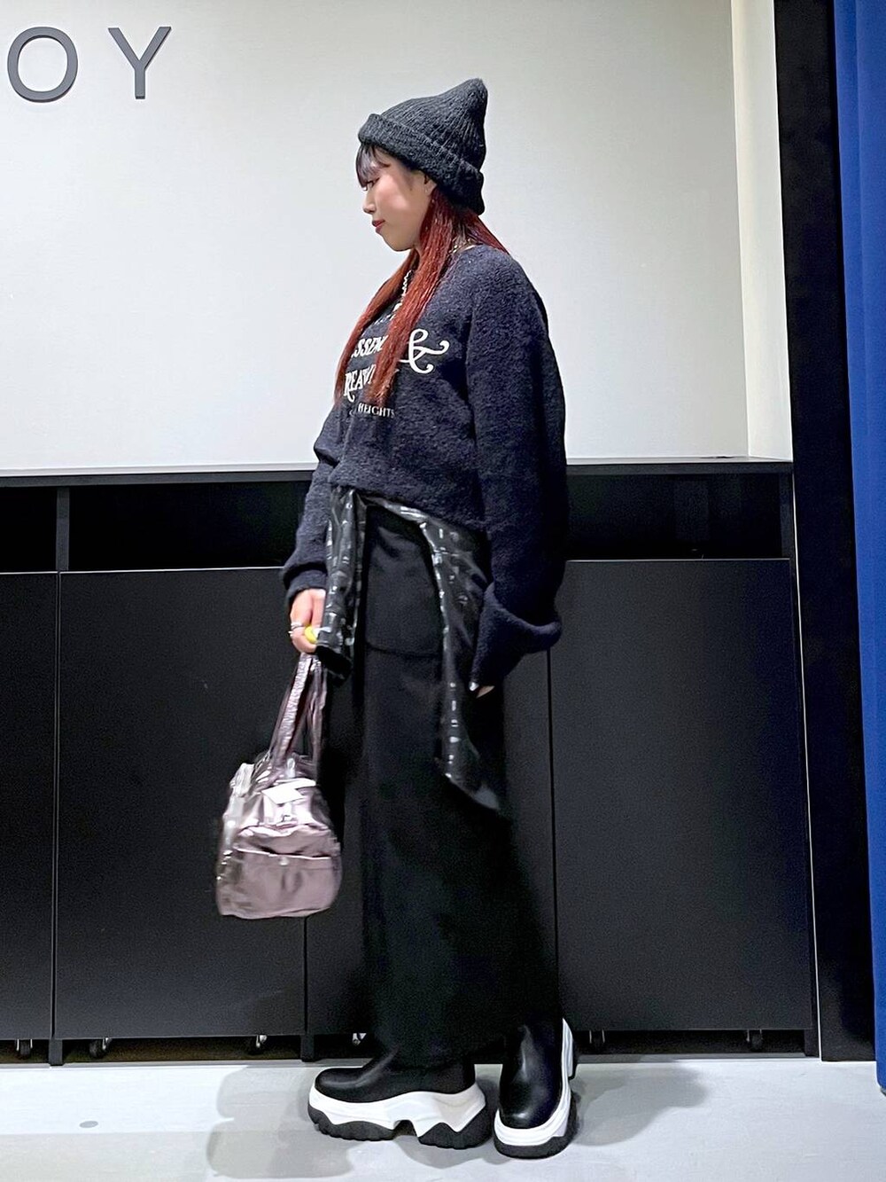 その他のショルダーバッグ、ブラック系のシャツ/ブラウス、ブラック系のスカートを着用したレディースの秋コーディネートの4枚目の写真