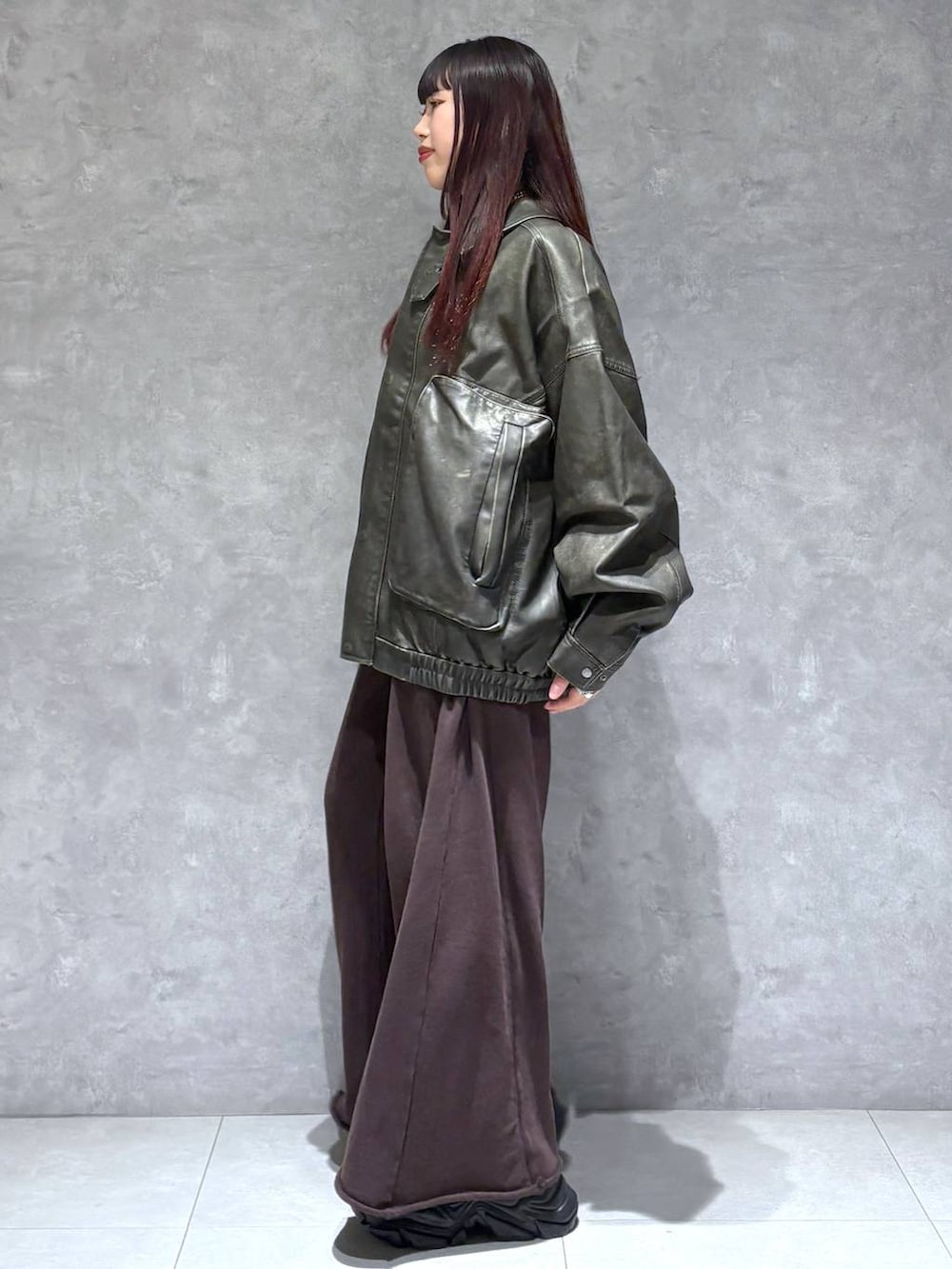 ブラック系のスニーカー、グレー系のスウェットパンツ、ブラック系のブルゾンを着用したレディースの秋コーディネートの5枚目の写真