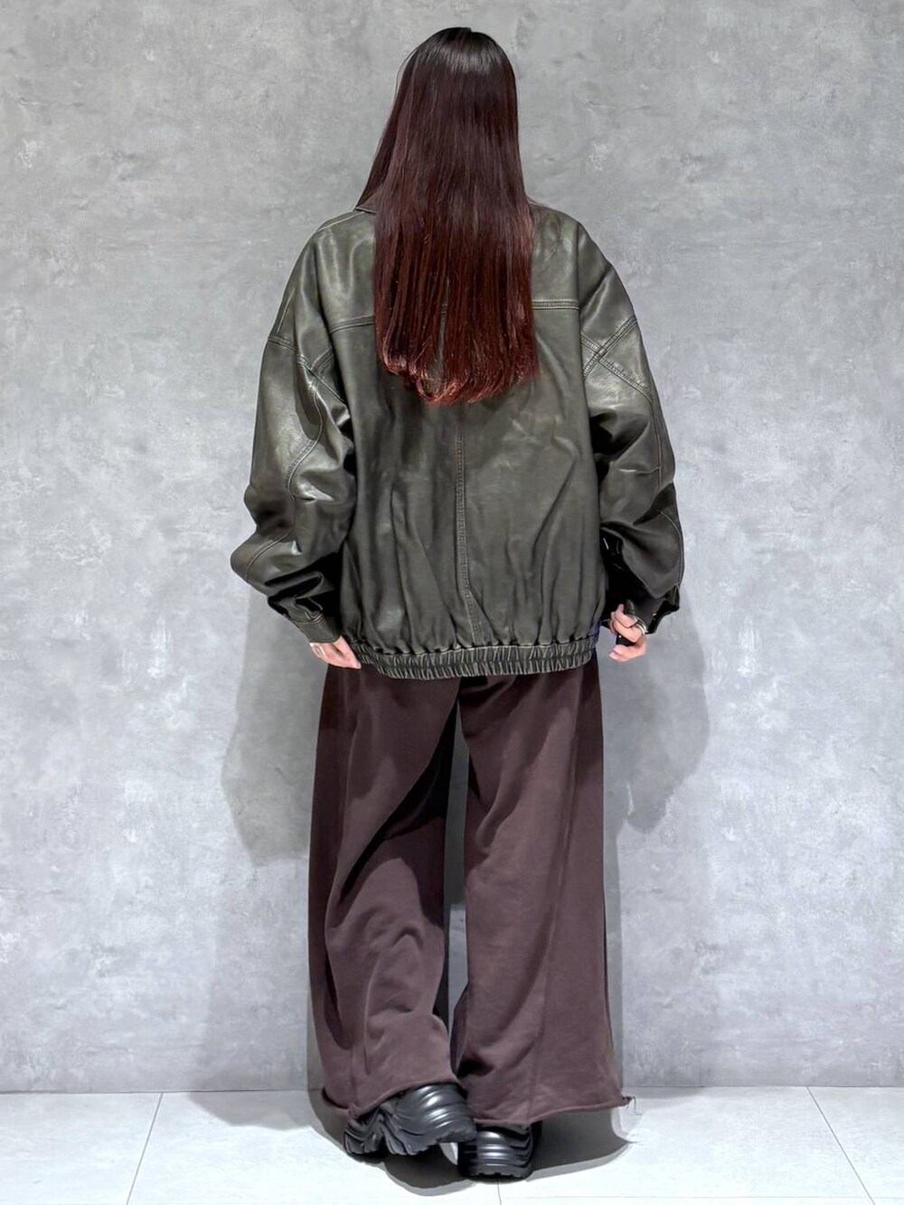 ブラック系のスニーカー、グレー系のスウェットパンツ、ブラック系のブルゾンを着用したレディースの秋コーディネートの6枚目の写真