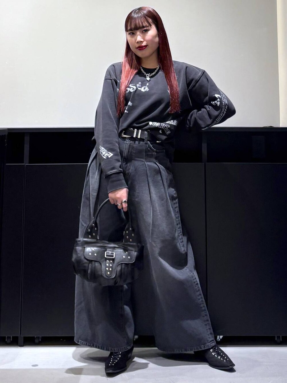 「モード、ストリート、きれいめ、カジュアル、ネックレス、骨格ストレート_PAGEBOY、ブルベ冬_PAGEBOY、スウェット、デニムパンツ、パンプス、ベルト」｜「PAGEBOYのモードバックルベルト3（ベルト、ブラック系）」を使った、りりりさん（レディース・157cm）の冬コーディネートの5枚目の写真