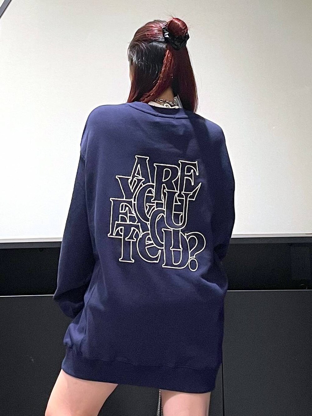 「モード、ストリート、きれいめ、カジュアル、ネックレス、骨格ストレート_PAGEBOY、ブルベ冬_PAGEBOY、ブーツ、スウェット、バッグ」｜「Anuiの【UNISEX/3サイズ展開】パズルロゴスウェット（スウェット、ブルー系）」を使った、りりりさん（レディース・157cm）の秋コーディネートの2枚目の写真