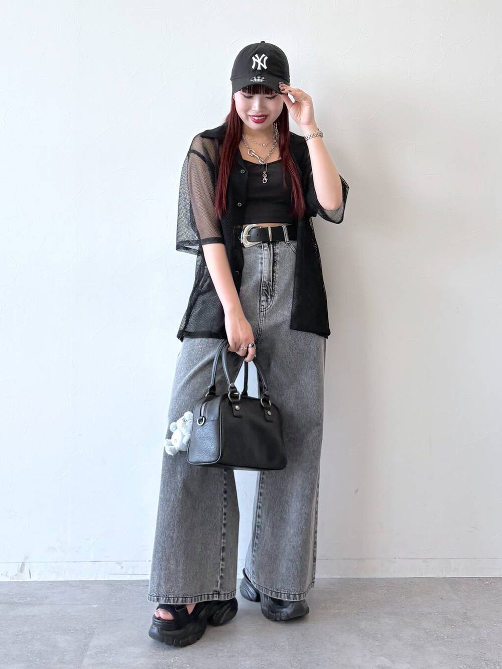 ブラック系のサンダル、ブラック系のデニムパンツ、ブラック系のシャツ/ブラウスを着用したレディースの春コーディネートの3枚目の写真