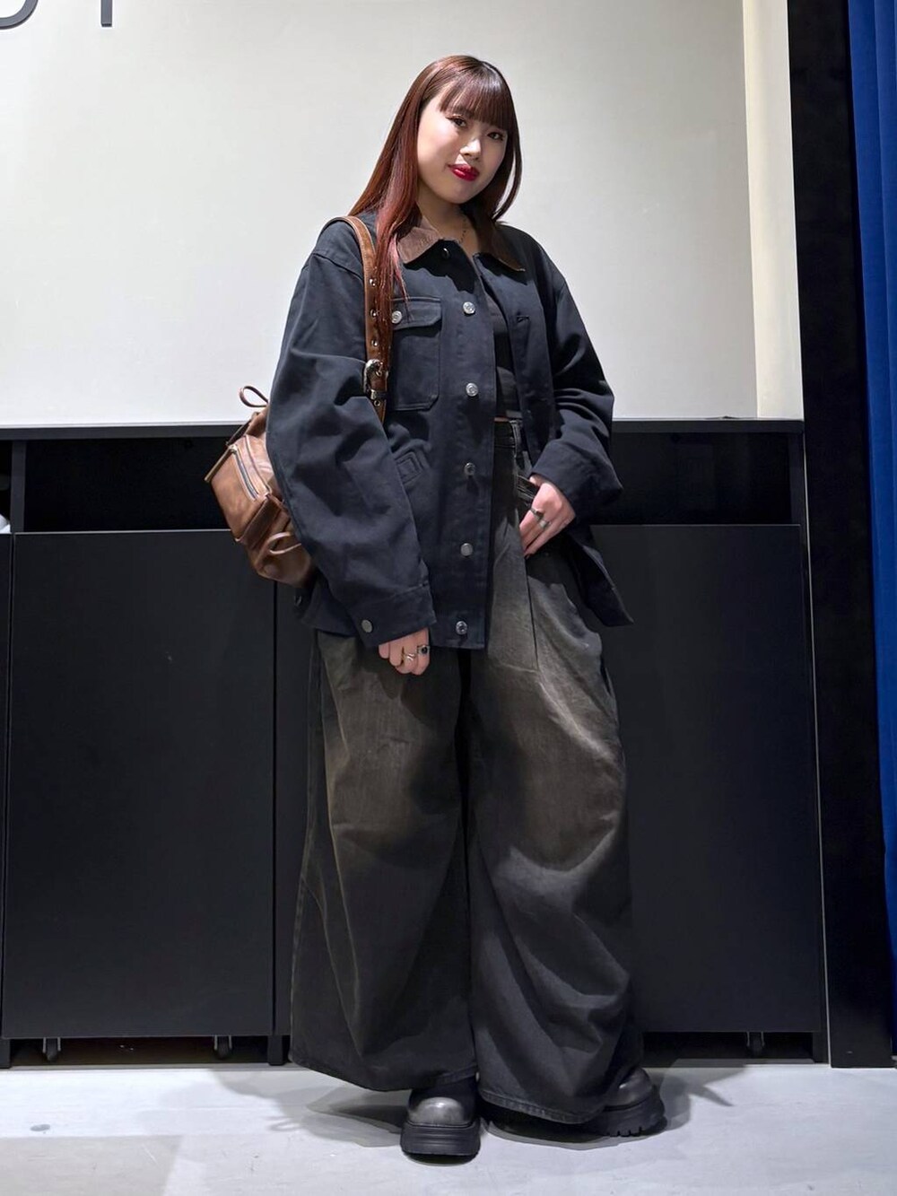 「デニムパンツ、バッグ、モード、ストリート、きれいめ、カジュアル、ネックレス、骨格ストレート_PAGEBOY、ブルベ冬_PAGEBOY、アウター、ブーツ」｜「PAGEBOYのヴィンテージリボンポケットBAG（ショルダーバッグ、ブラウン系）」を使った、りりりさん（レディース・157cm）の冬コーディネートの2枚目の写真