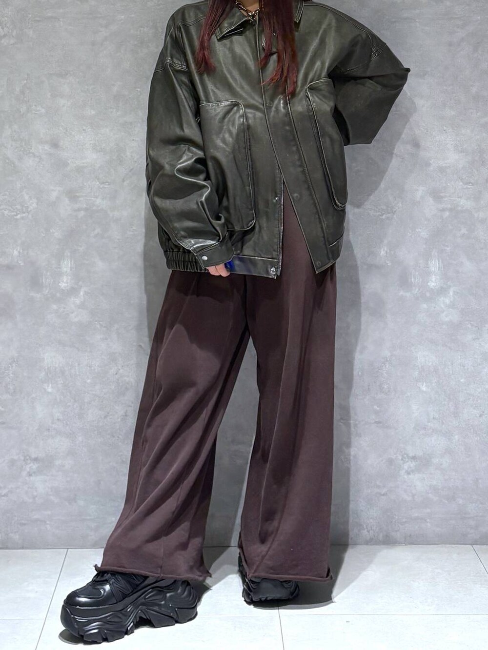 ブラック系のスニーカー、グレー系のスウェットパンツ、ブラック系のブルゾンを着用したレディースの秋コーディネートの4枚目の写真