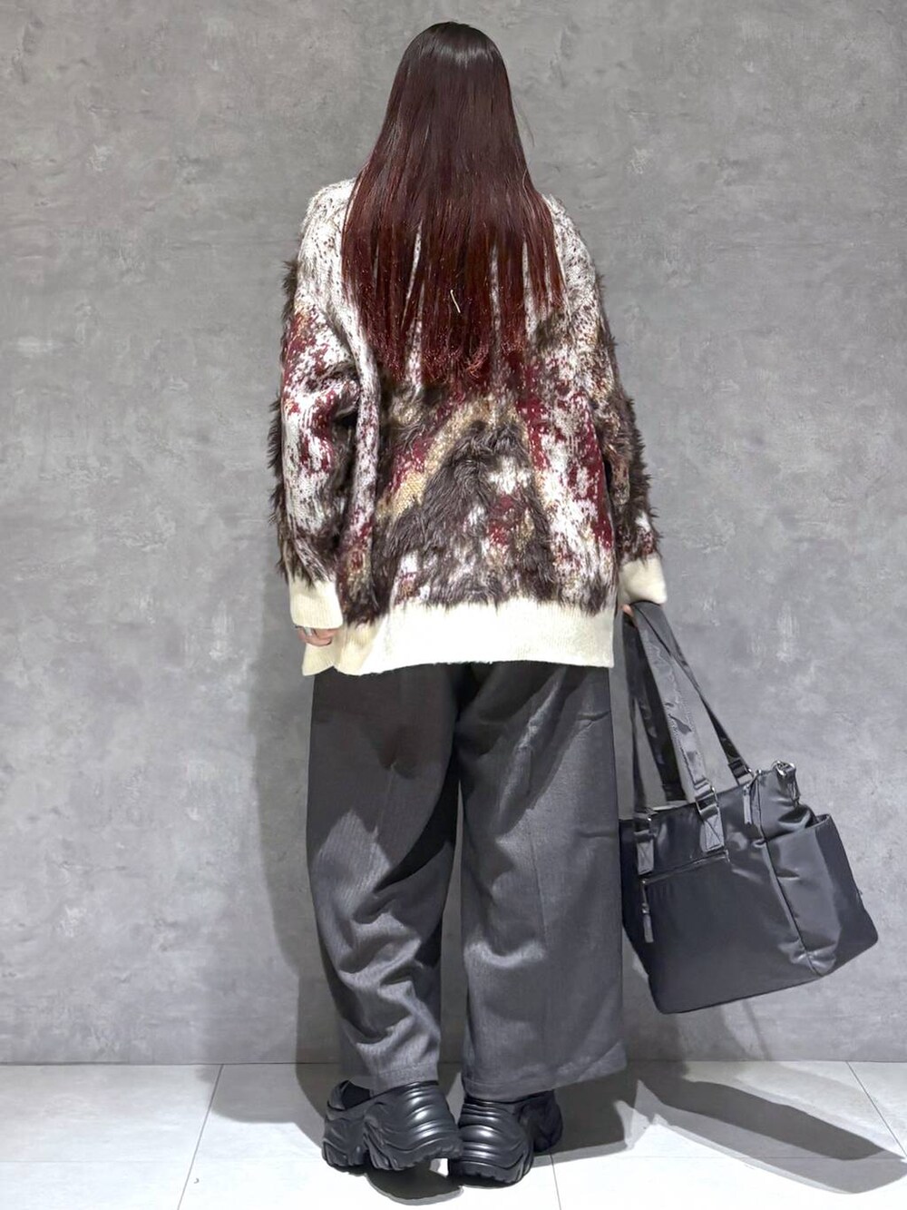 ブラック系のブーツ、グレー系のボストンバッグ、ホワイト系のカーディガン/ボレロを着用したレディースの秋コーディネートの7枚目の写真