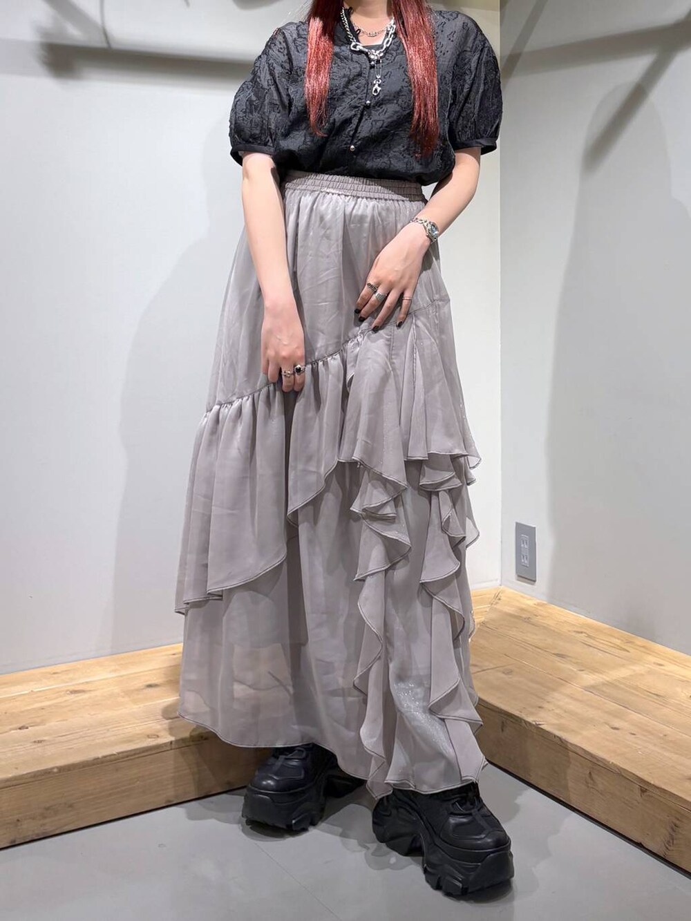「モード、ストリート、きれいめ、カジュアル、ネックレス、骨格ストレート_PAGEBOY、ブルベ冬_PAGEBOY、ブラウス、スカート、スニーカー」｜「PAGEBOYのプラットチャンキースニーカー（スニーカー、ブラック系）」を使った、りりりさん（レディース・157cm）の夏コーディネートの3枚目の写真