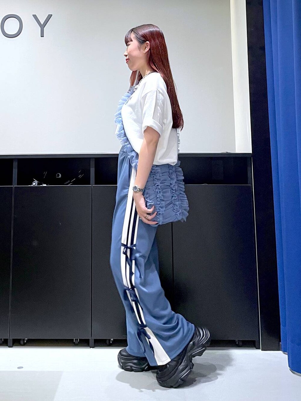 「モード、ストリート、きれいめ、カジュアル、ネックレス、骨格ストレート_PAGEBOY、ブルベ冬_PAGEBOY、Tシャツ、スニーカー、バッグ」｜「PAGEBOYのプラットチャンキースニーカー（スニーカー、ブラック系）」を使った、りりりさん（レディース・157cm）の夏コーディネートの5枚目の写真