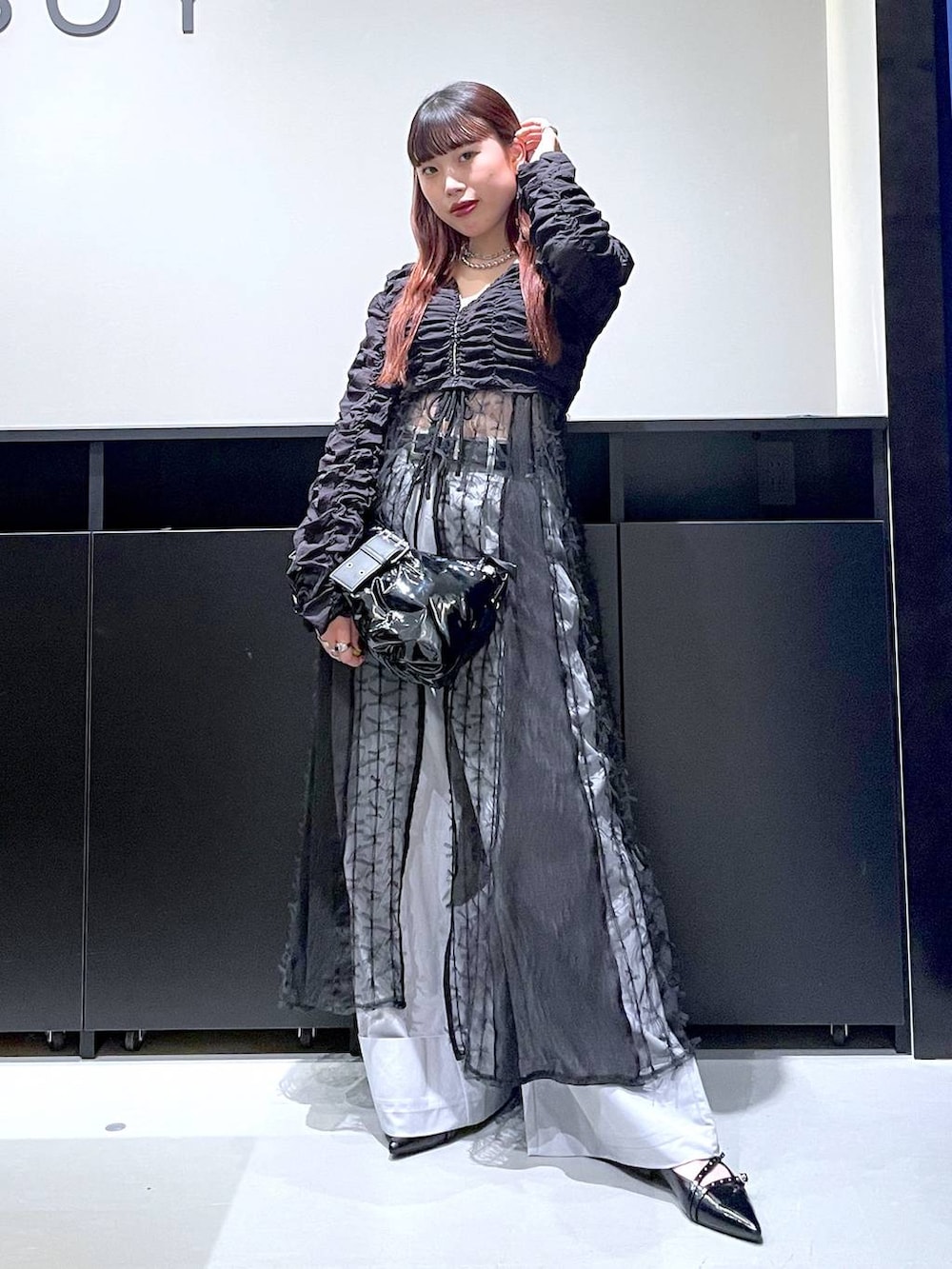 ブラック系のパンプス、ブラック系のショルダーバッグ、ブラック系のワンピースを着用したレディースの夏コーディネートの8枚目の写真