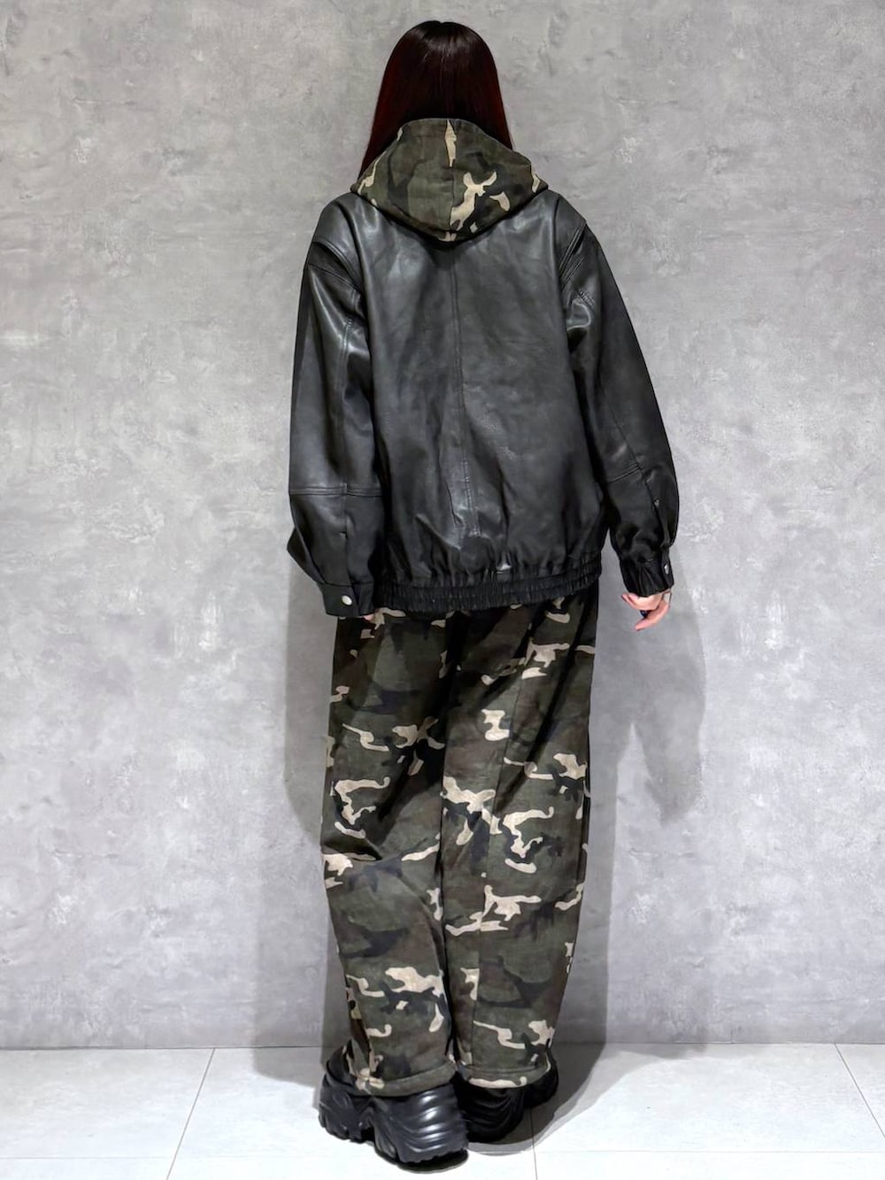 ブラック系のブーツ、その他のスウェットパンツ、ブラック系のブルゾンを着用したレディースの秋コーディネートの5枚目の写真