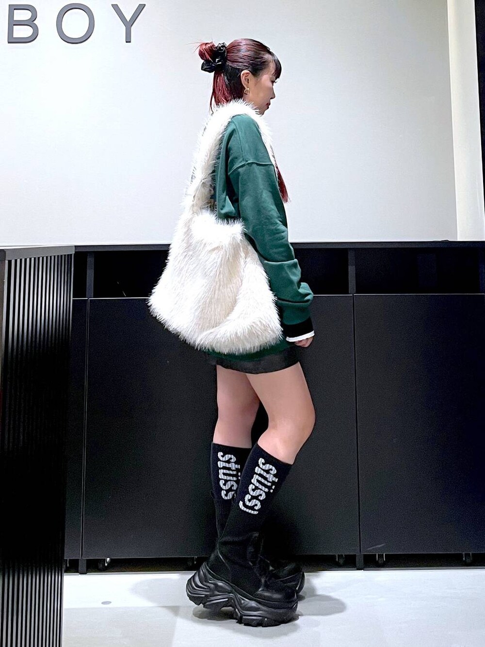 「モード、ストリート、きれいめ、カジュアル、ネックレス、骨格ストレート_PAGEBOY、ブルベ冬_PAGEBOY、スウェット、ミニスカート、スカート、ブーツ、スニーカー、バッグ」｜「PAGEBOYのレースアップソックスブーツ（ブーツ、ブラック系）」を使った、りりりさん（レディース・157cm）の秋コーディネートの6枚目の写真