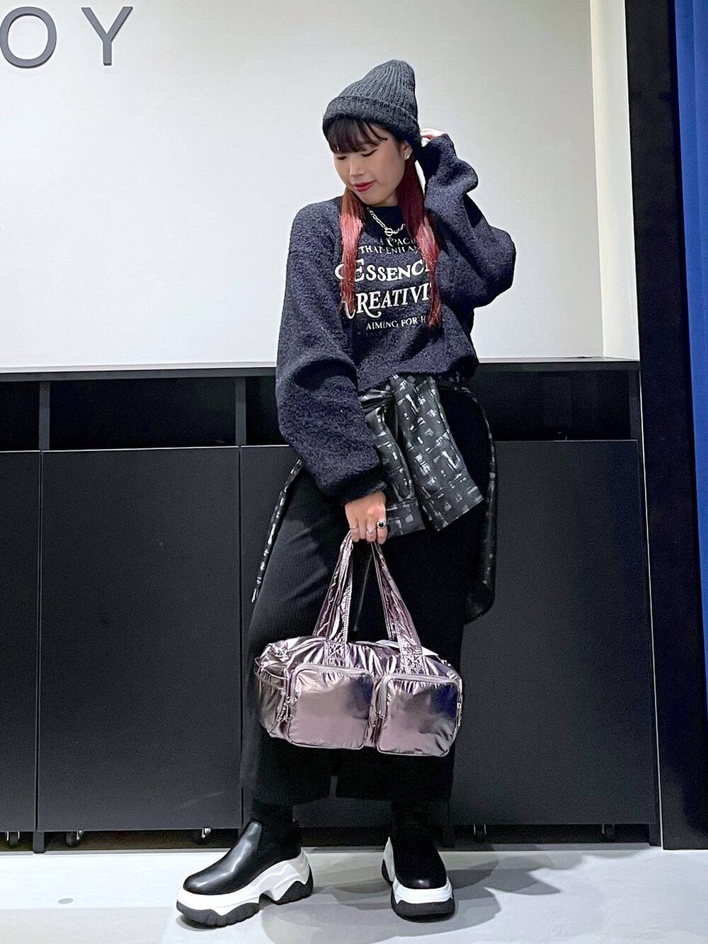 その他のショルダーバッグ、ブラック系のシャツ/ブラウス、ブラック系のスカートを着用したレディースの秋コーディネートの2枚目の写真