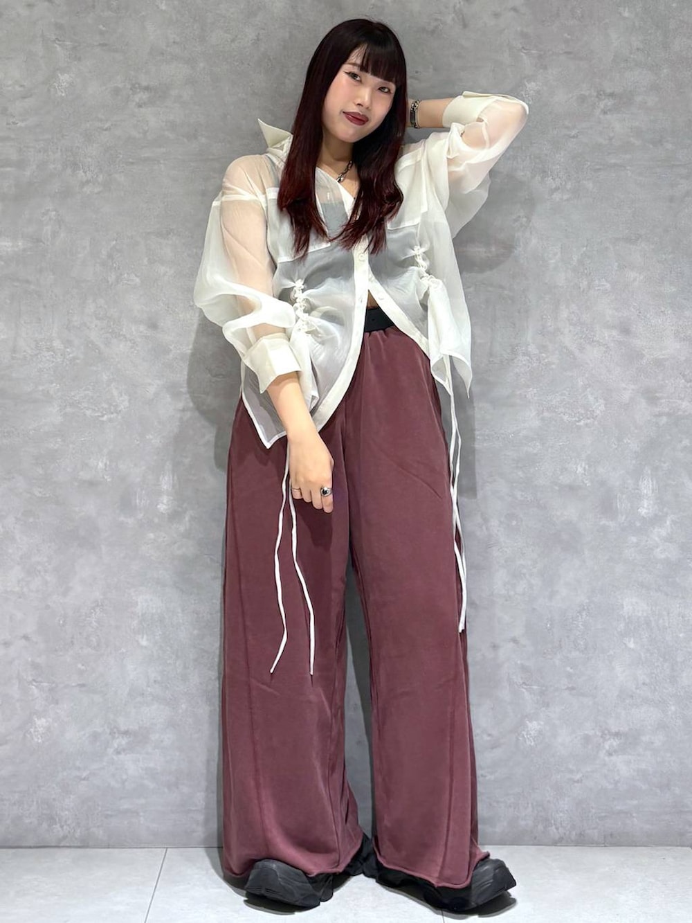 ホワイト系のシャツ/ブラウス、レッド系のスウェットパンツを着用したレディースの秋コーディネートの8枚目の写真