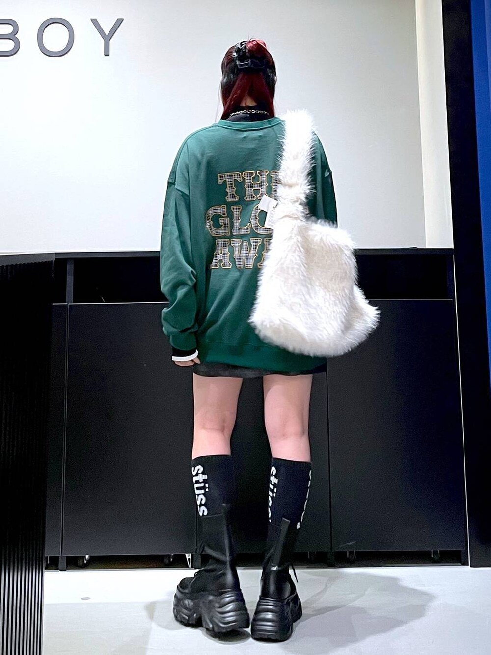 「モード、ストリート、きれいめ、カジュアル、ネックレス、骨格ストレート_PAGEBOY、ブルベ冬_PAGEBOY、スウェット、ミニスカート、スカート、ブーツ、スニーカー、バッグ」｜「PAGEBOYのレースアップソックスブーツ（ブーツ、ブラック系）」を使った、りりりさん（レディース・157cm）の秋コーディネートの5枚目の写真