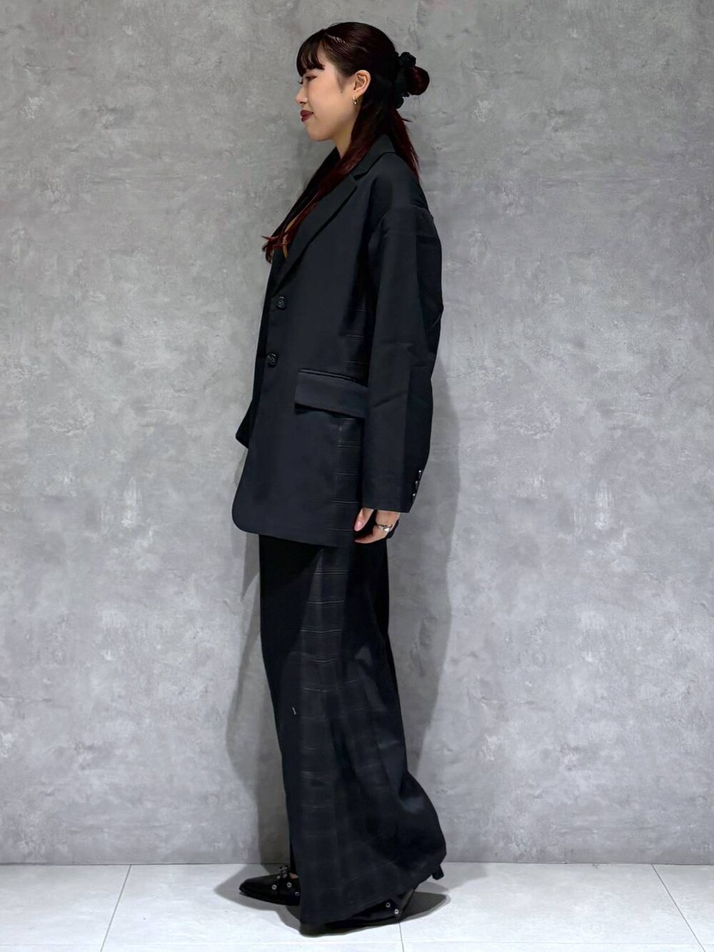 ブラック系のパンプス、ブラック系のテーラードジャケット、グレー系のスラックスを着用したレディースの秋コーディネートの4枚目の写真