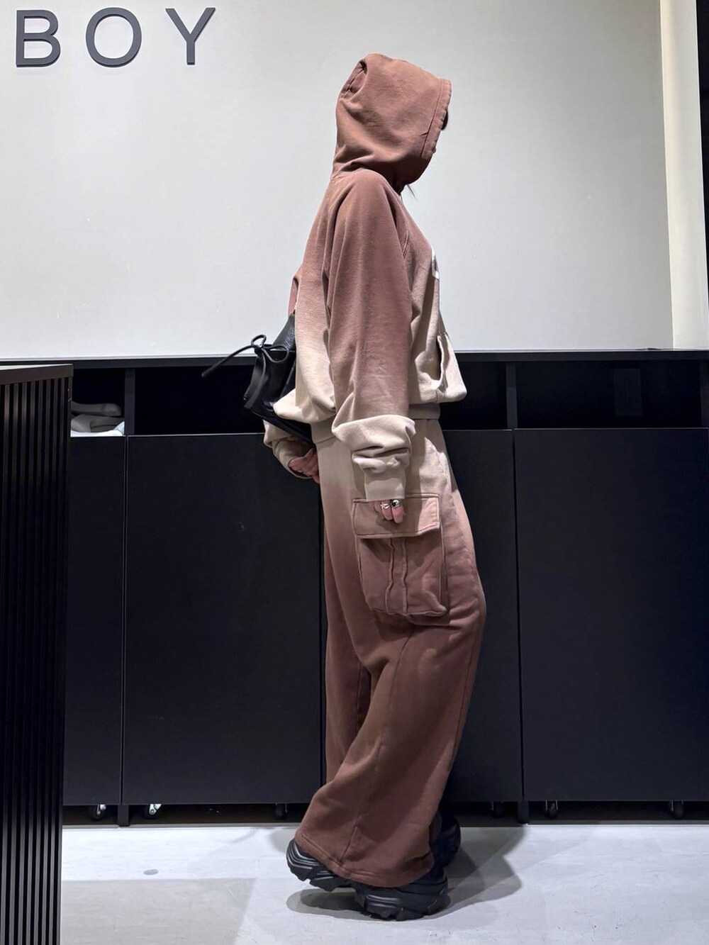 「パーカー、スウェット、モード、ストリート、きれいめ、カジュアル、ネックレス、骨格ストレート_PAGEBOY、ブルベ冬_PAGEBOY、スウェットパンツ、セットアップ、バッグ、スニーカー」｜「PAGEBOYのプラットチャンキースニーカー（スニーカー、ブラック系）」を使った、りりりさん（レディース・157cm）の冬コーディネートの5枚目の写真