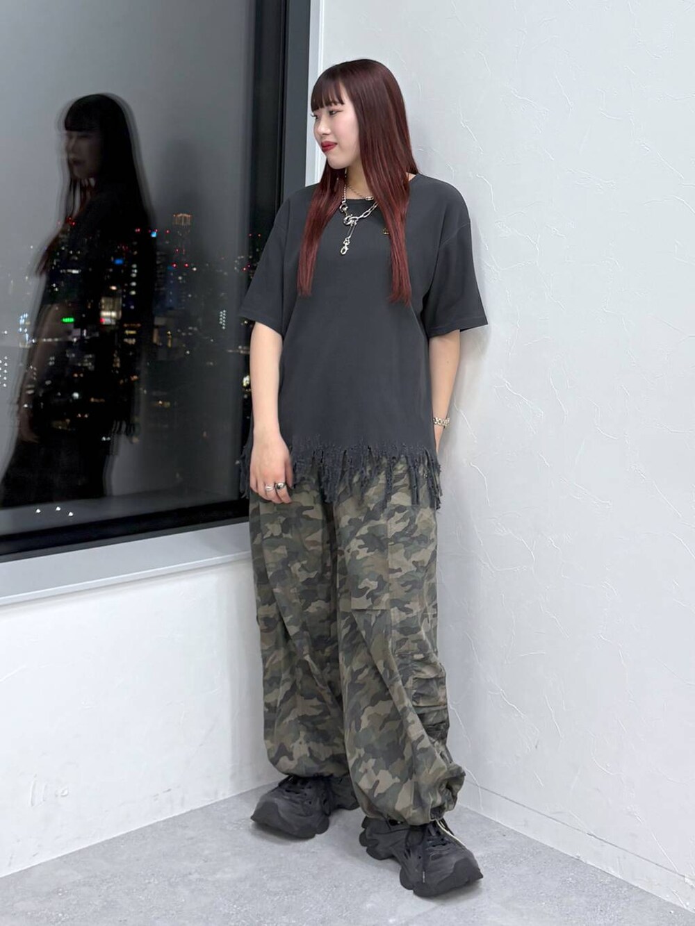「モード、ストリート、きれいめ、カジュアル、ネックレス、骨格ストレート_PAGEBOY、ブルベ冬_PAGEBOY」｜「Anuiの【UNISEX/3サイズ展開】ミリタリードロストパンツ（カーゴパンツ、その他）」を使った、りりりさん（レディース・157cm）の春コーディネートの7枚目の写真