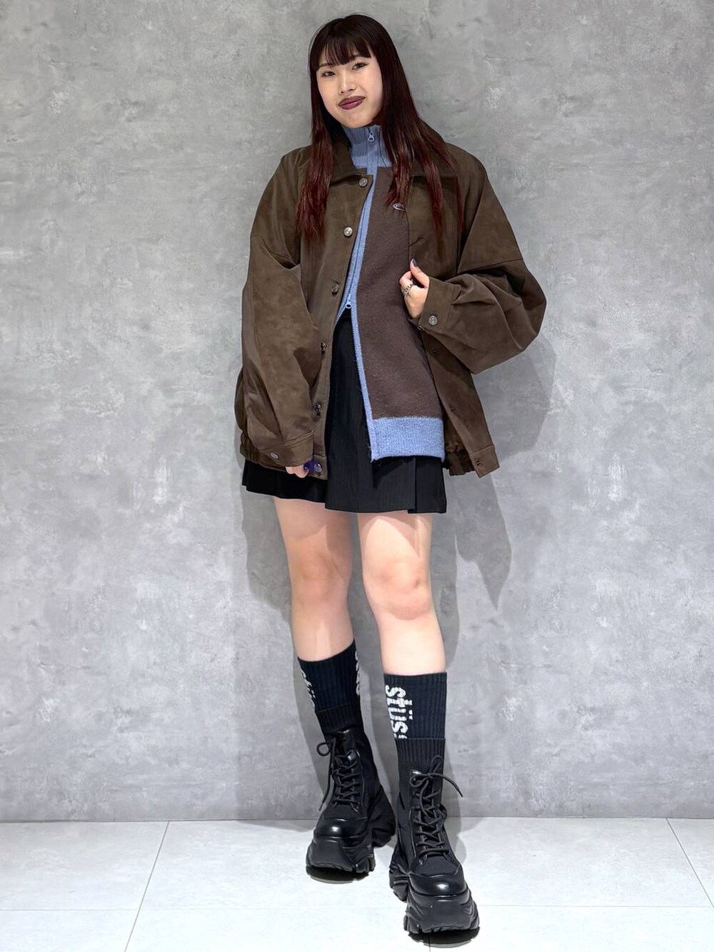 ブラック系のブーツ、ブラック系のその他パンツ、ブラウン系のブルゾンを着用したレディースの秋コーディネートの3枚目の写真