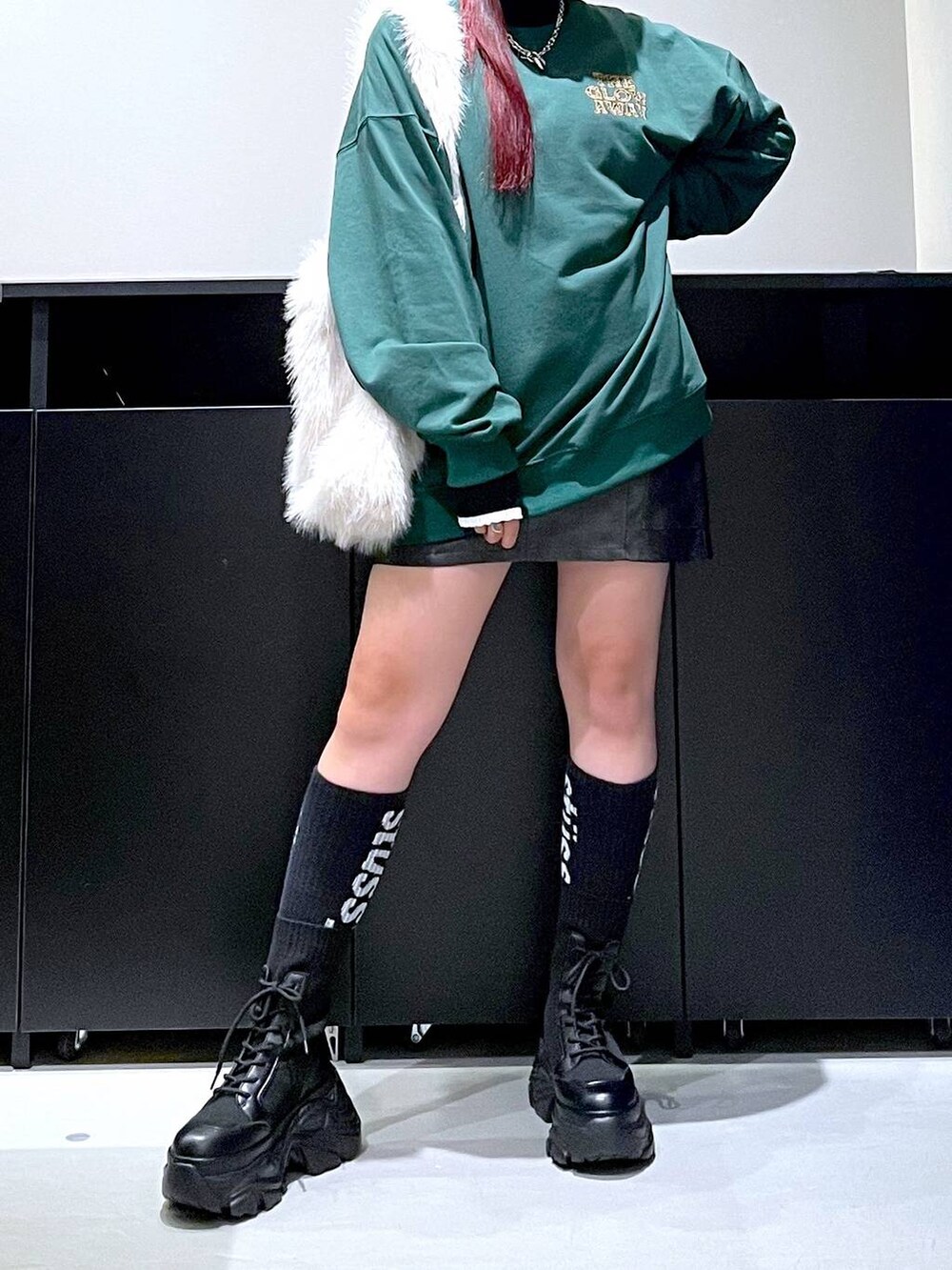 「モード、ストリート、きれいめ、カジュアル、ネックレス、骨格ストレート_PAGEBOY、ブルベ冬_PAGEBOY、スウェット、ミニスカート、スカート、ブーツ、スニーカー、バッグ」｜「PAGEBOYのレースアップソックスブーツ（ブーツ、ブラック系）」を使った、りりりさん（レディース・157cm）の秋コーディネートの3枚目の写真