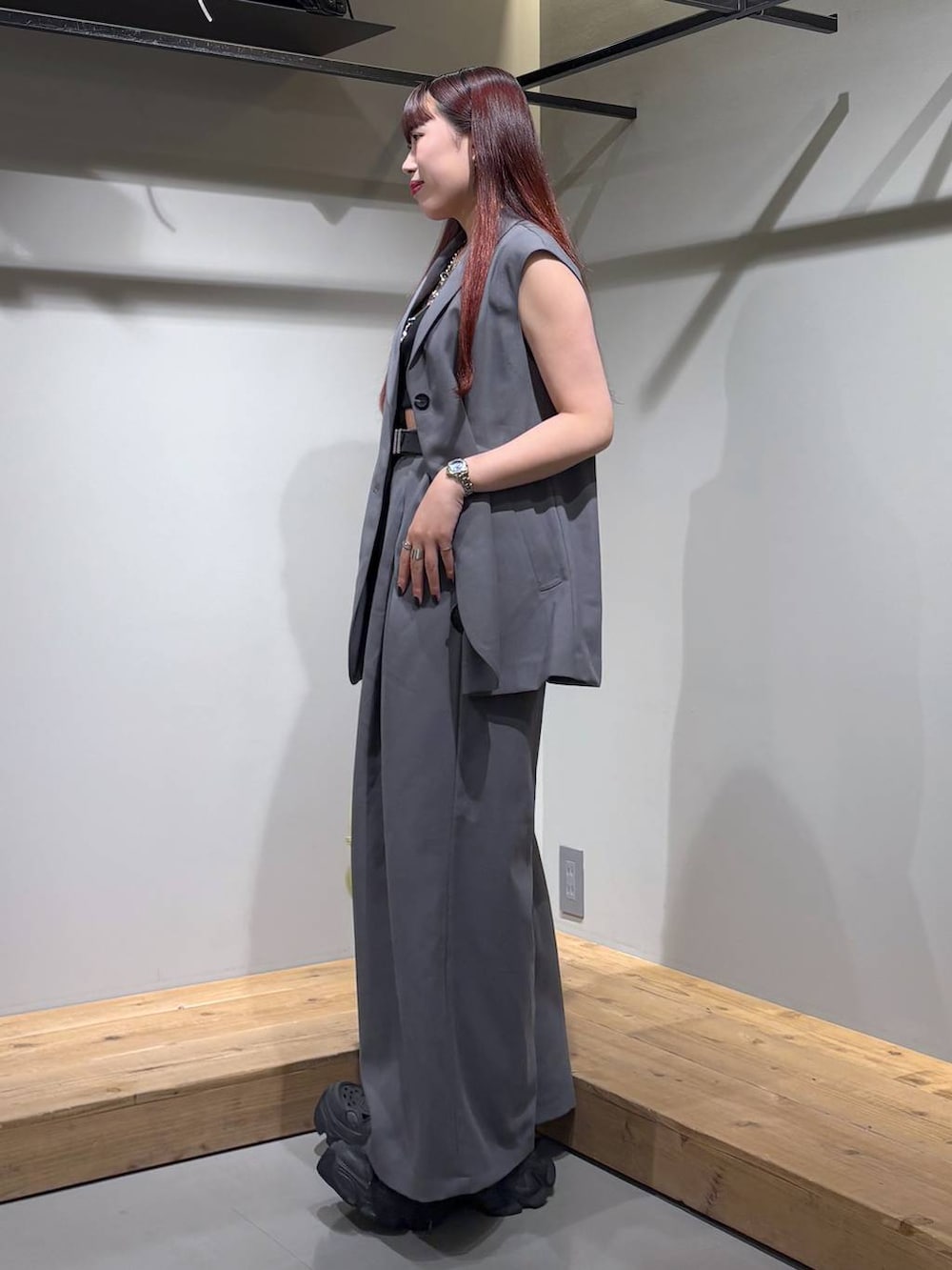 「モード、ストリート、きれいめ、カジュアル、ネックレス、骨格ストレート_PAGEBOY、ブルベ冬_PAGEBOY、セットアップ、ベスト、スラックス、ワイドパンツ、インナー、ベルト、バッグ」｜「PAGEBOYのモードバックルベルト3（ベルト、ブラック系）」を使った、りりりさん（レディース・157cm）の夏コーディネートの4枚目の写真