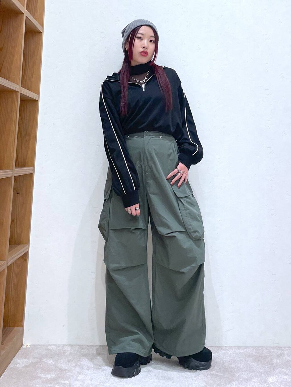 「モード、ストリート、きれいめ、春コーデ、カジュアル、ネックレス、骨格ストレート_PAGEBOY、ブルベ冬_PAGEBOY、ニット帽、スニーカー」｜「PAGEBOYのクシュタートルシアーアソート（Tシャツ/カットソー、ブラック系）」を使った、りりりさん（レディース・157cm）の春コーディネートの8枚目の写真