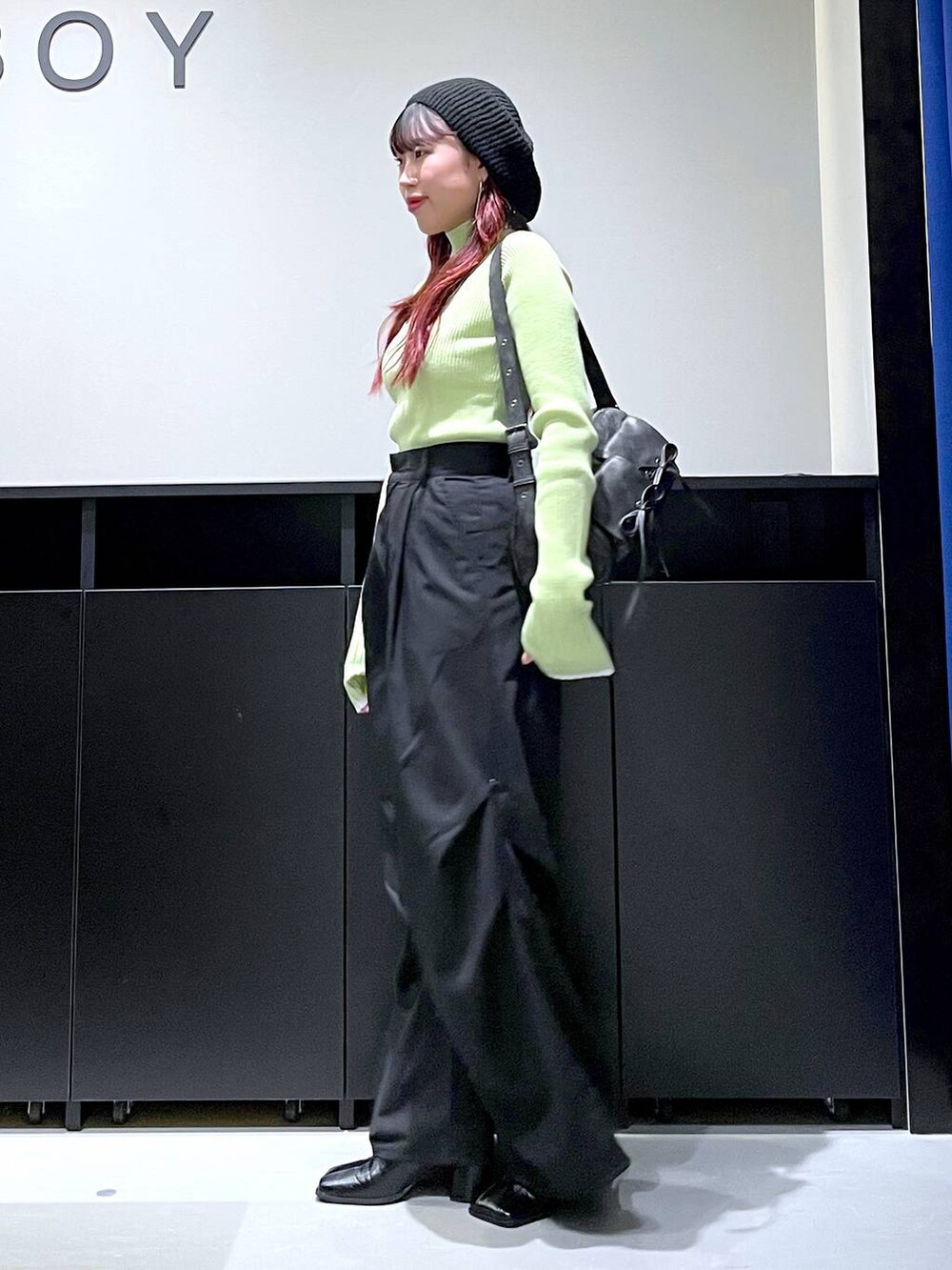 「モード、ストリート、きれいめ、カジュアル、ネックレス、骨格ストレート_PAGEBOY、ブルベ冬_PAGEBOY、ニット、パンツ、ベレー帽、ブーツ、バッグ」｜「PAGEBOYのバイカラースリーブハイネックニット（ニット/セーター、イエロー系）」を使った、りりりさん（レディース・157cm）の秋コーディネートの5枚目の写真