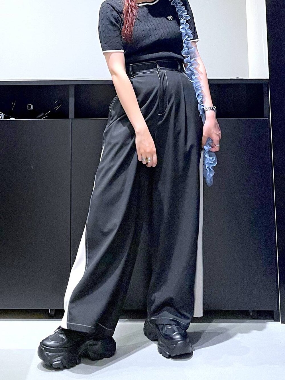 「モード、ストリート、きれいめ、カジュアル、ネックレス、骨格ストレート_PAGEBOY、ブルベ冬_PAGEBOY、パンツ、スラックス、ベレー帽、スニーカー、バッグ」｜「PAGEBOYのプラットチャンキースニーカー（スニーカー、ブラック系）」を使った、りりりさん（レディース・157cm）の夏コーディネートの5枚目の写真