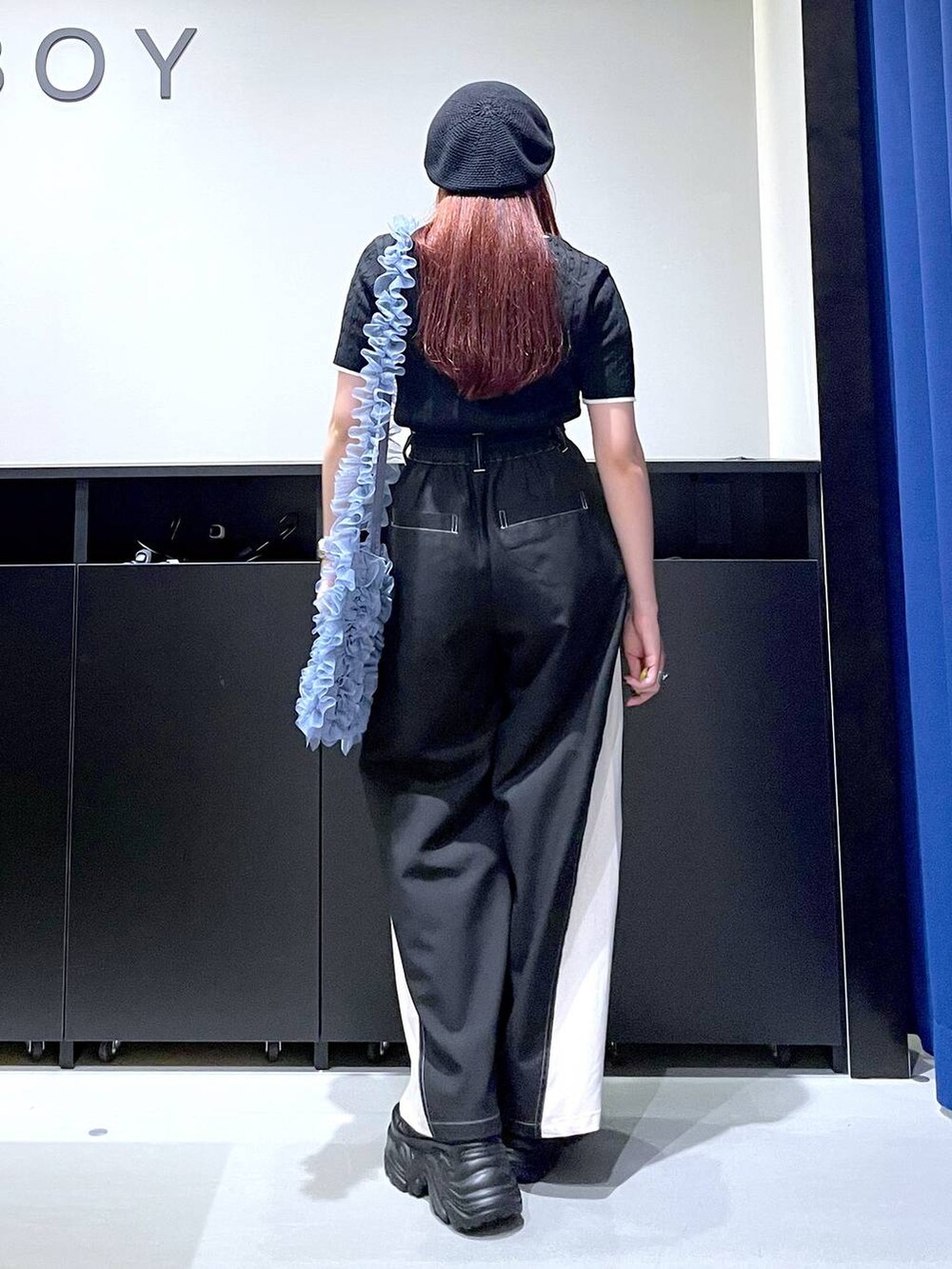「モード、ストリート、きれいめ、カジュアル、ネックレス、骨格ストレート_PAGEBOY、ブルベ冬_PAGEBOY、パンツ、スラックス、ベレー帽、スニーカー、バッグ」｜「PAGEBOYのプラットチャンキースニーカー（スニーカー、ブラック系）」を使った、りりりさん（レディース・157cm）の夏コーディネートの7枚目の写真