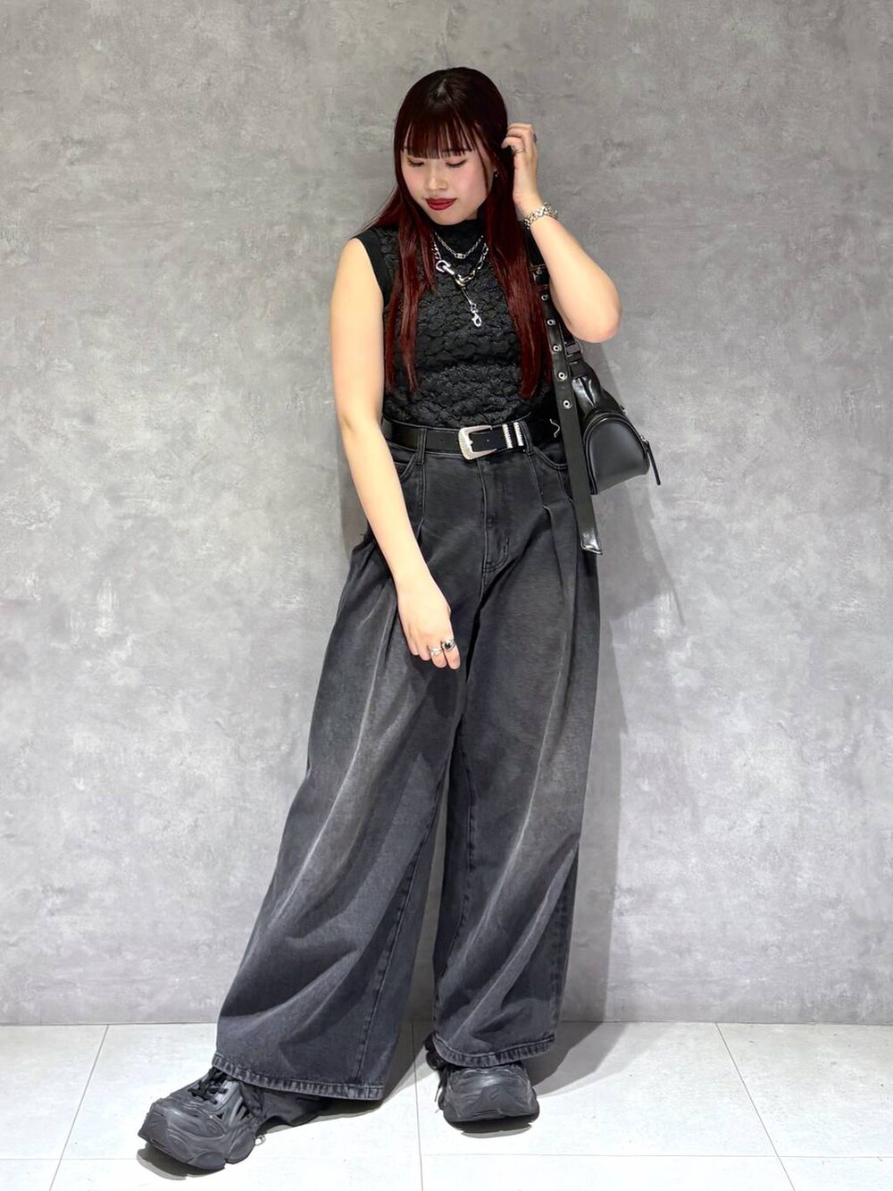 ブラック系のデニムパンツ、ブラック系のショルダーバッグ、ブラック系のTシャツ/カットソーを着用したレディースの春コーディネートの2枚目の写真