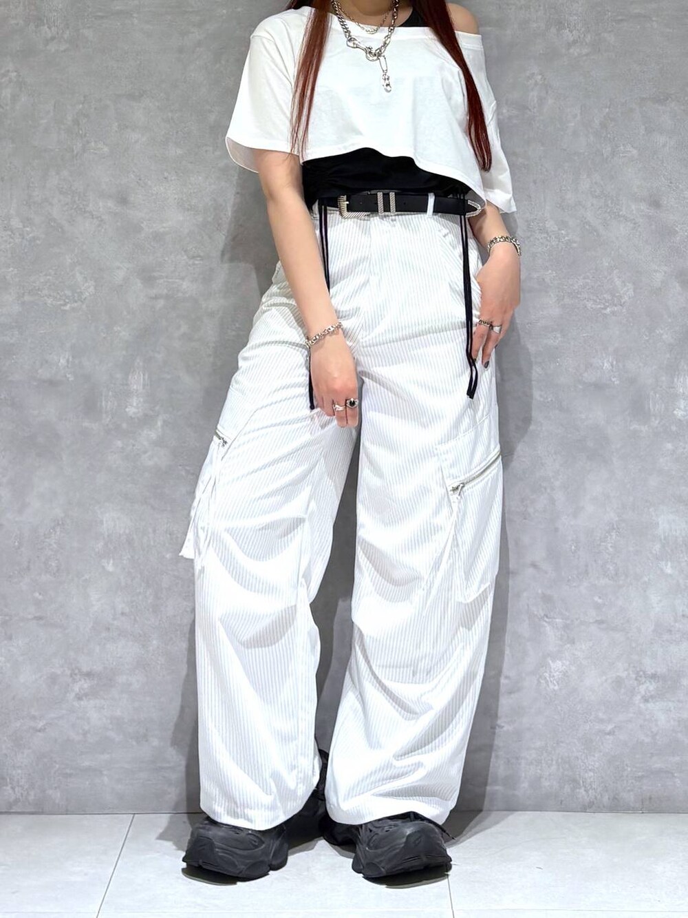 「ブルベ冬_PAGEBOY、Tシャツ、スラックス、ベルト、モード、ストリート、きれいめ、カジュアル、ネックレス、骨格ストレート_PAGEBOY」｜「PAGEBOYのモードバックルベルト3（ベルト、ブラック系）」を使った、りりりさん（レディース・157cm）の夏コーディネートの8枚目の写真