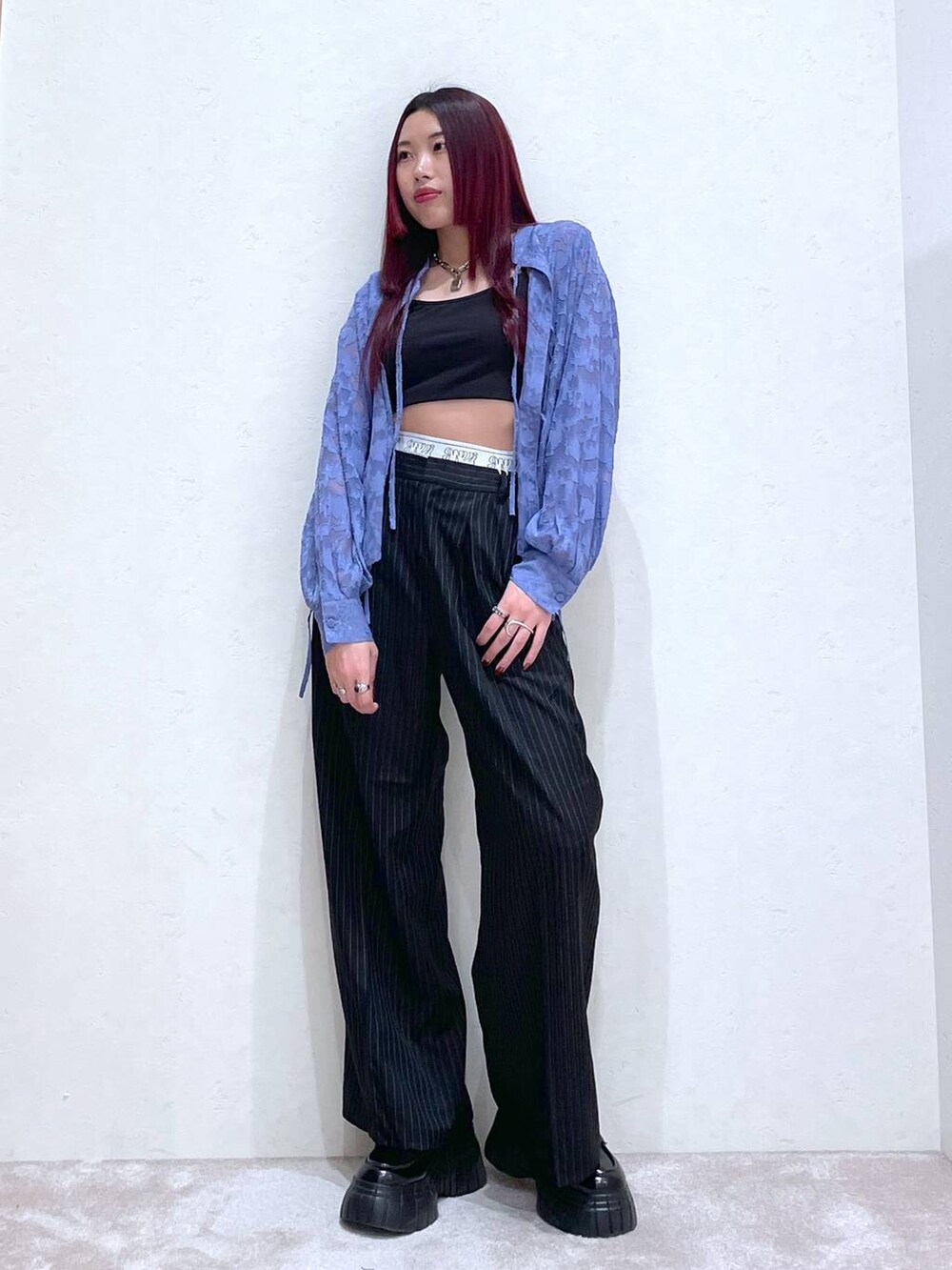 ブルー系のシャツ/ブラウス、ブラック系のスラックス、ブラック系のローファーを着用したレディースの春コーディネートの3枚目の写真