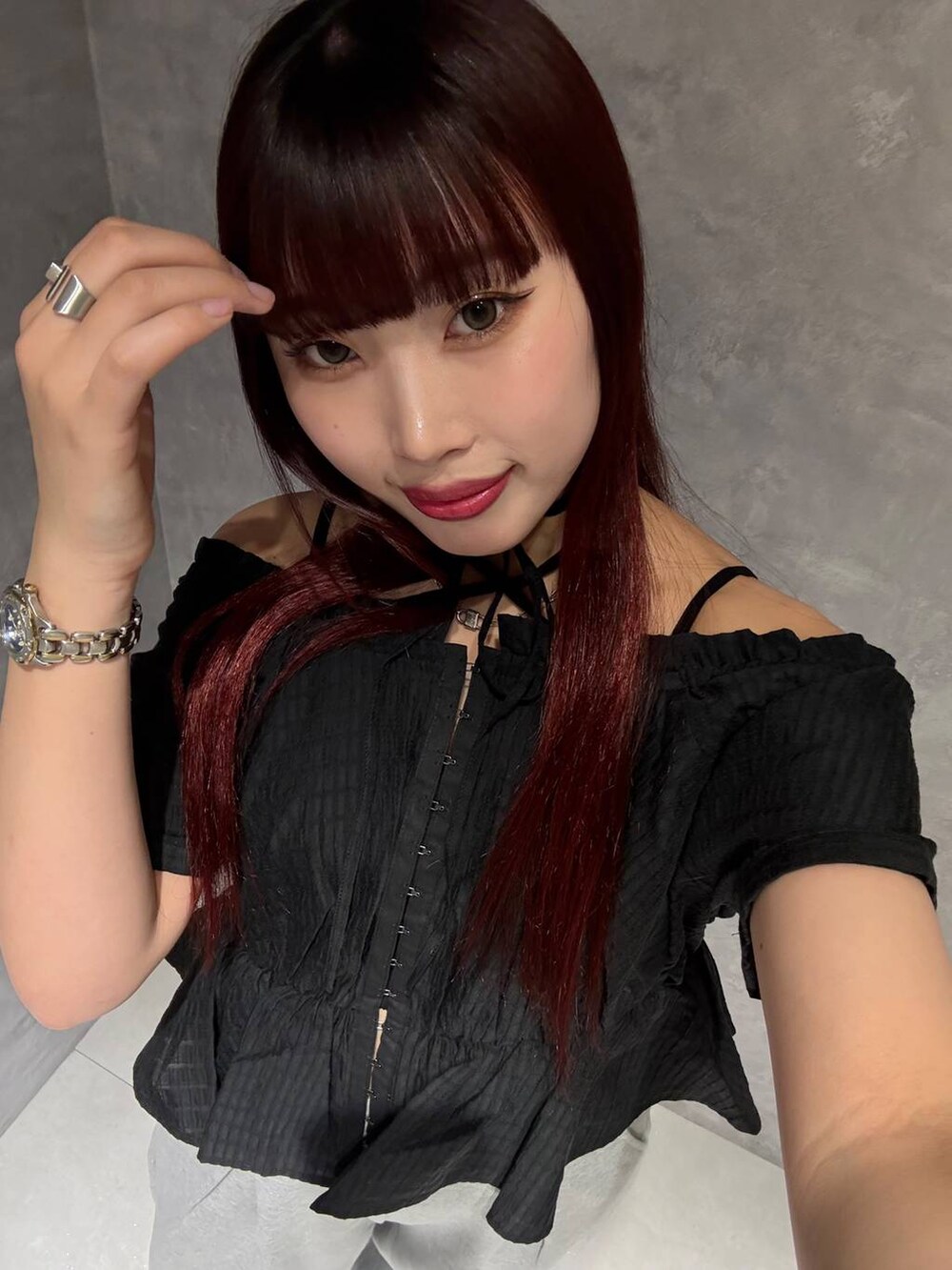 「モード、ストリート、きれいめ、カジュアル、ネックレス、骨格ストレート_PAGEBOY、ブルベ冬_PAGEBOY」｜「PAGEBOYの2WAYオフショルブラウス（シャツ/ブラウス、ブラック系）」を使った、りりりさん（レディース・157cm）の春コーディネートの3枚目の写真