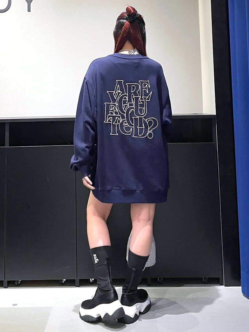 「モード、ストリート、きれいめ、カジュアル、ネックレス、骨格ストレート_PAGEBOY、ブルベ冬_PAGEBOY、ブーツ、スウェット、バッグ」｜「Anuiの【UNISEX/3サイズ展開】パズルロゴスウェット（スウェット、ブルー系）」を使った、りりりさん（レディース・157cm）の秋コーディネートの5枚目の写真