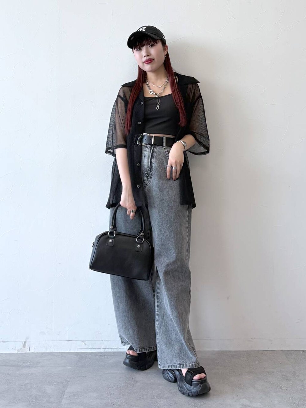 ブラック系のサンダル、ブラック系のデニムパンツ、ブラック系のシャツ/ブラウスを着用したレディースの春コーディネートの8枚目の写真