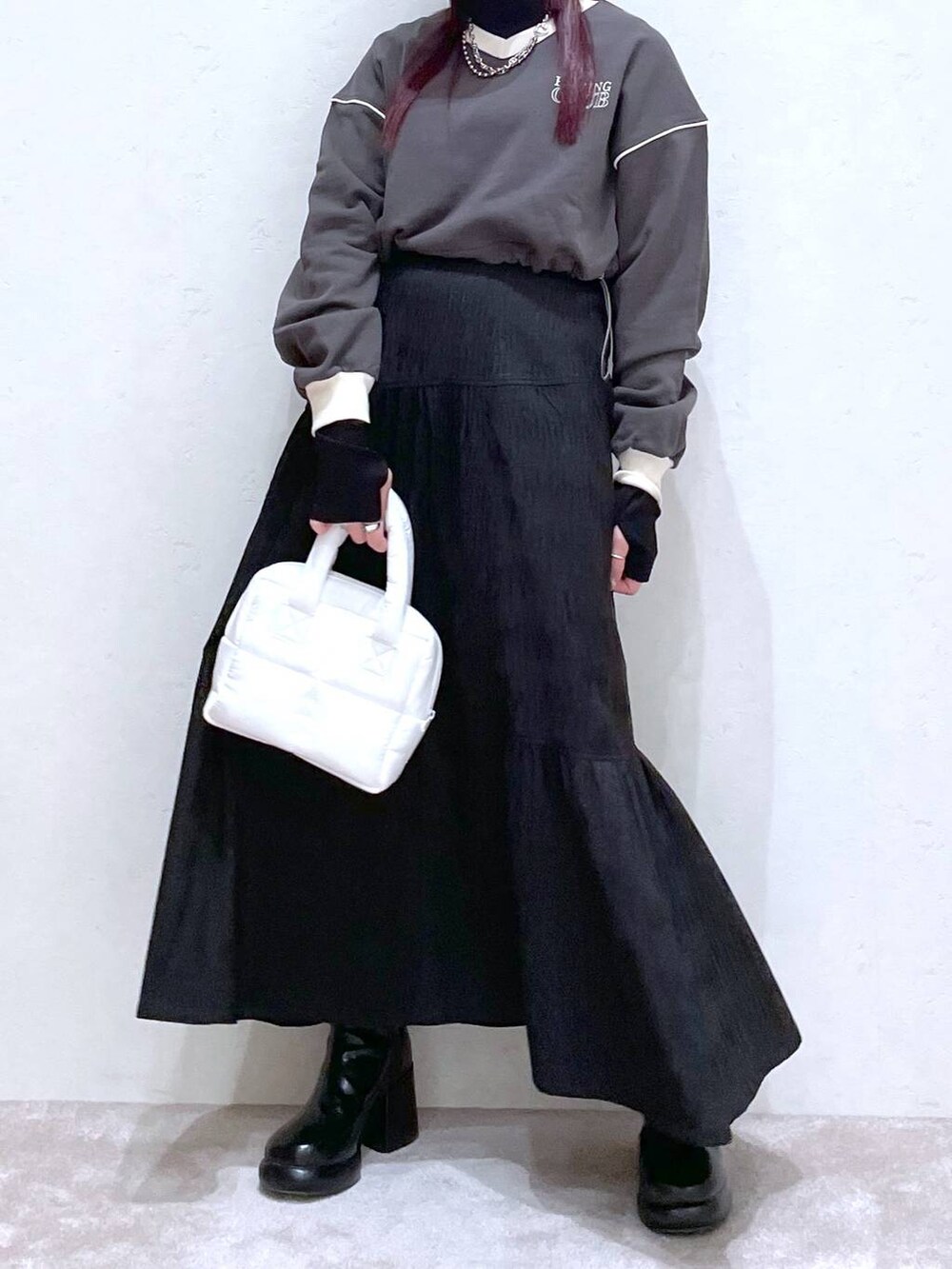 グレー系のスウェット、ブラック系のTシャツ/カットソー、ブラック系のブーツを着用したレディースの冬コーディネートの6枚目の写真