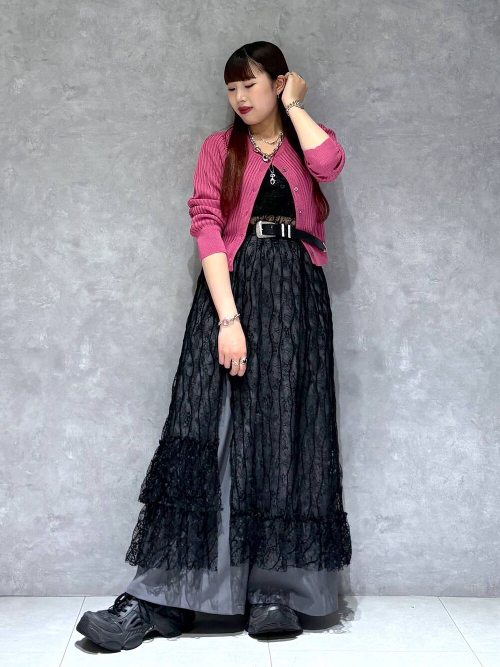 「骨格ストレート_PAGEBOY、ブルベ冬_PAGEBOY、カーディガン、モード、ストリート、きれいめ、カジュアル、ネックレス、ワンピース、スラックス、ワイドパンツ、ベルト」｜「PAGEBOYのモードバックルベルト3（ベルト、ブラック系）」を使った、りりりさん（レディース・157cm）の夏コーディネートの9枚目の写真