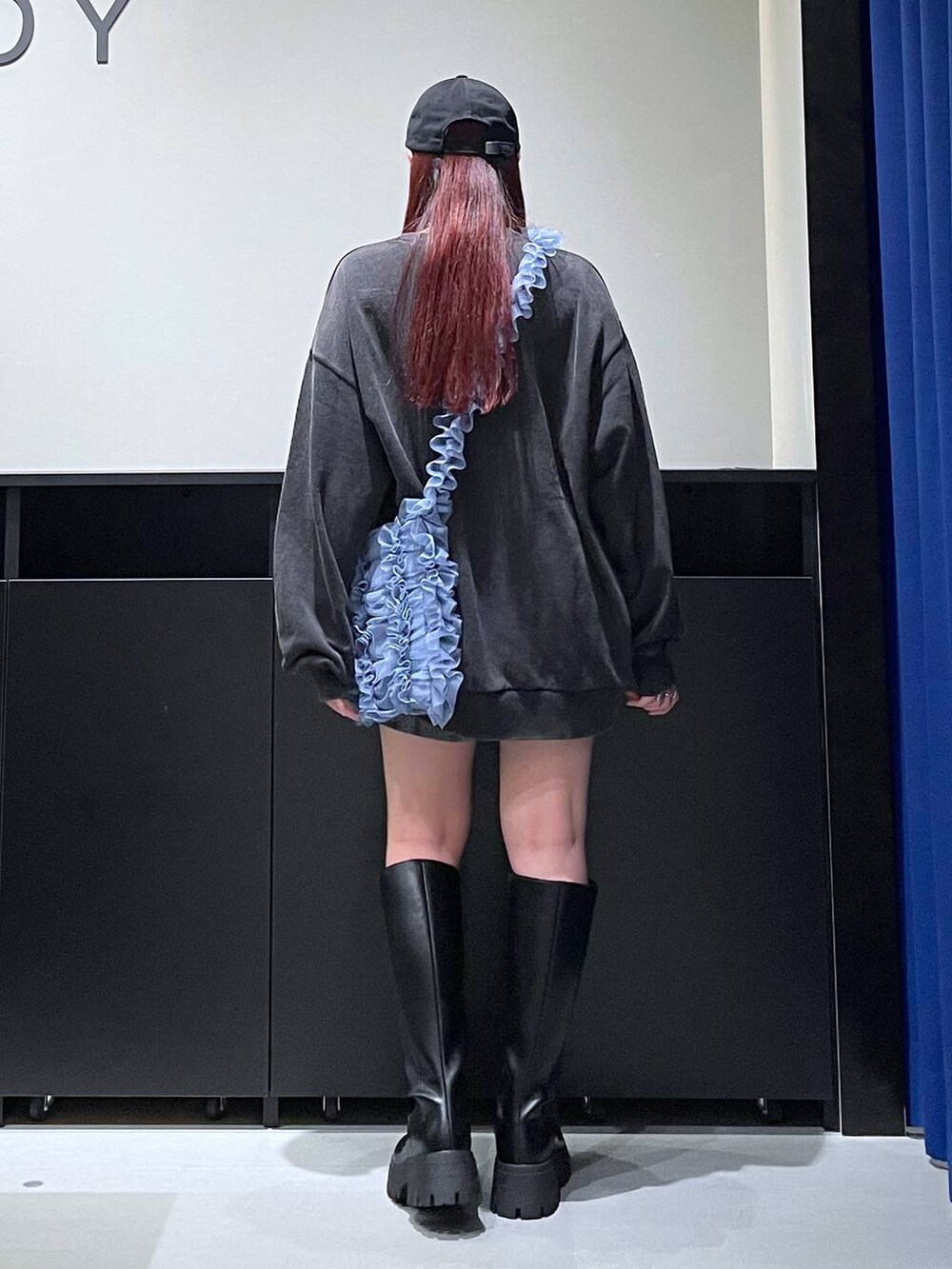 「モード、ストリート、きれいめ、カジュアル、ネックレス、骨格ストレート_PAGEBOY、ブルベ冬_PAGEBOY、ブーツ、ミニスカート、ショートパンツ、スウェット、キャップ、バッグ」｜「PAGEBOYの一部店舗展開<Casselin>チュールシャーリングショルダー（その他小物、ブルー系）」を使った、りりりさん（レディース・157cm）の夏コーディネートの5枚目の写真