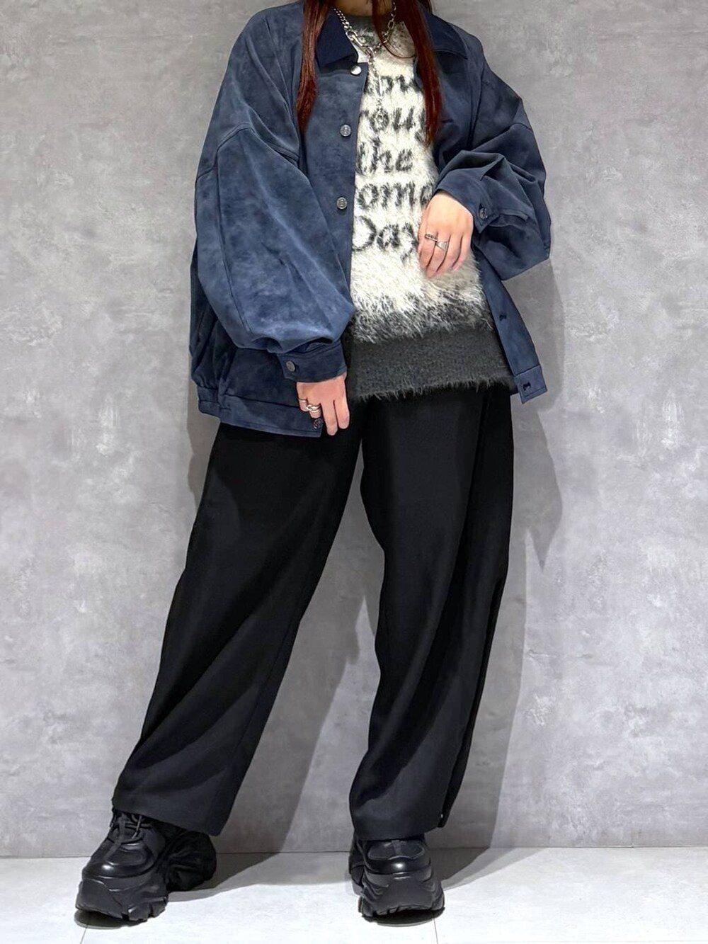 ブラック系のスニーカー、ブルー系のブルゾン、グレー系のニット/セーターを着用したレディースの秋コーディネートの2枚目の写真