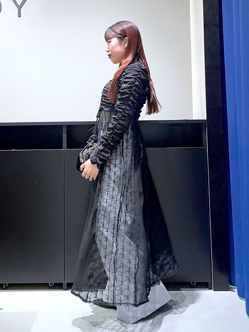 ブラック系のパンプス、ブラック系のショルダーバッグ、ブラック系のワンピースを着用したレディースの夏コーディネートの5枚目の写真