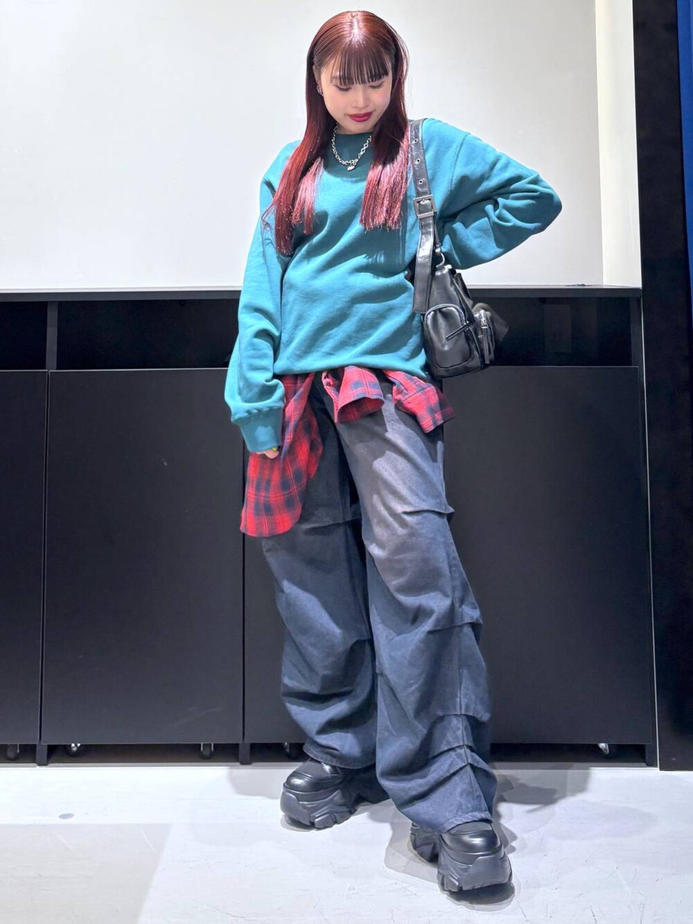 「モード、ストリート、きれいめ、カジュアル、ネックレス、骨格ストレート_PAGEBOY、ブルベ冬_PAGEBOY、スウェット、デニムパンツ、シャツ、バッグ、スニーカー、ブーツ」｜「PAGEBOYのレースアップソックスブーツ（ブーツ、ブラック系）」を使った、りりりさん（レディース・157cm）の冬コーディネートの3枚目の写真