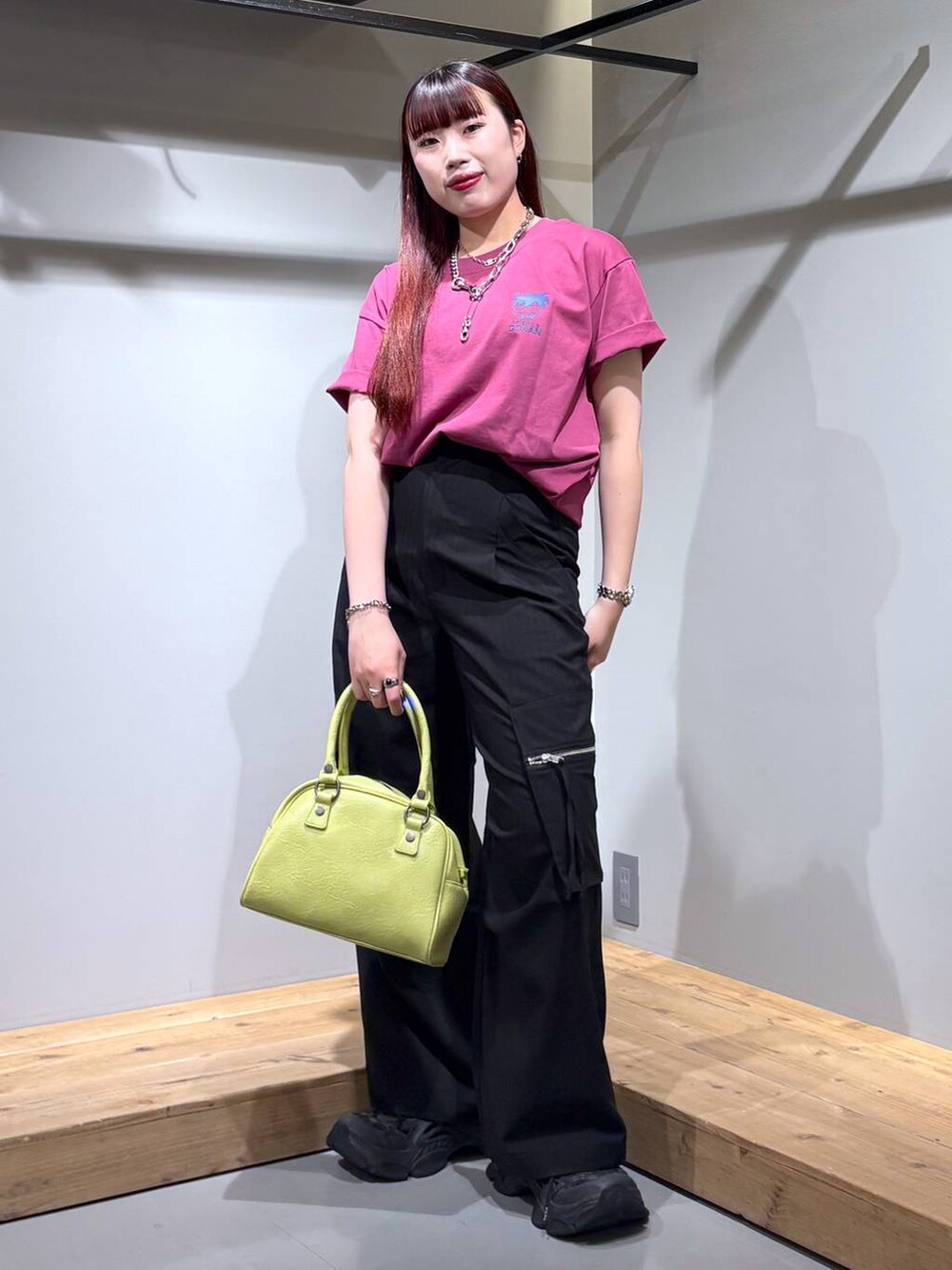 「モード、ストリート、きれいめ、カジュアル、ネックレス、骨格ストレート_PAGEBOY、ブルベ冬_PAGEBOY、Tシャツ」｜「PAGEBOYのTRカーゴスラックス（カーゴパンツ、ブラック系）」を使った、りりりさん（レディース・157cm）の春コーディネートの5枚目の写真