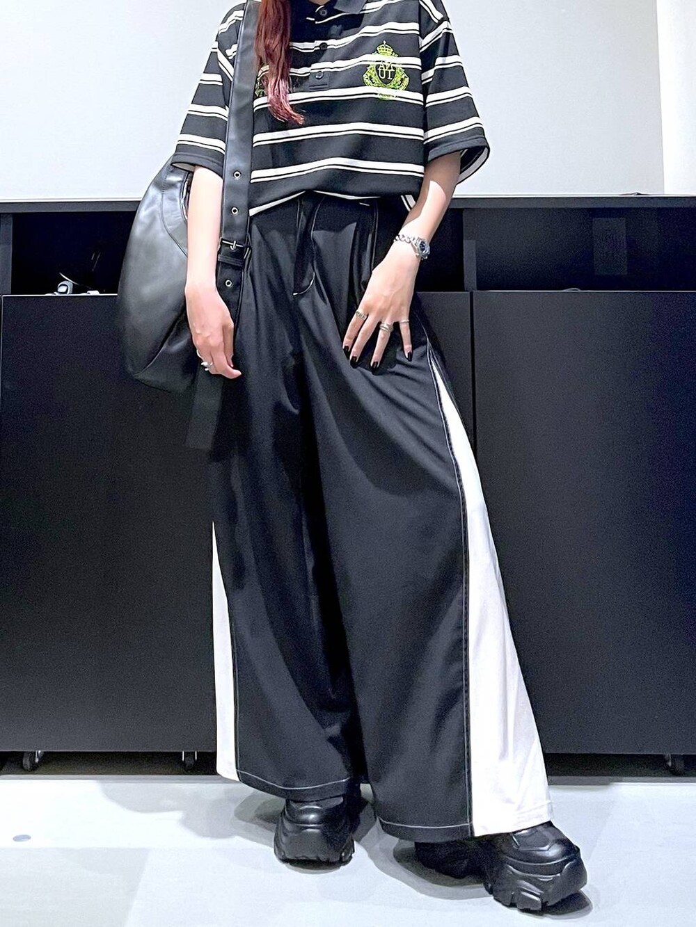 ブラック系のスニーカー、グレー系のその他パンツ、ブラック系のTシャツ/カットソーを着用したレディースの秋コーディネートの2枚目の写真