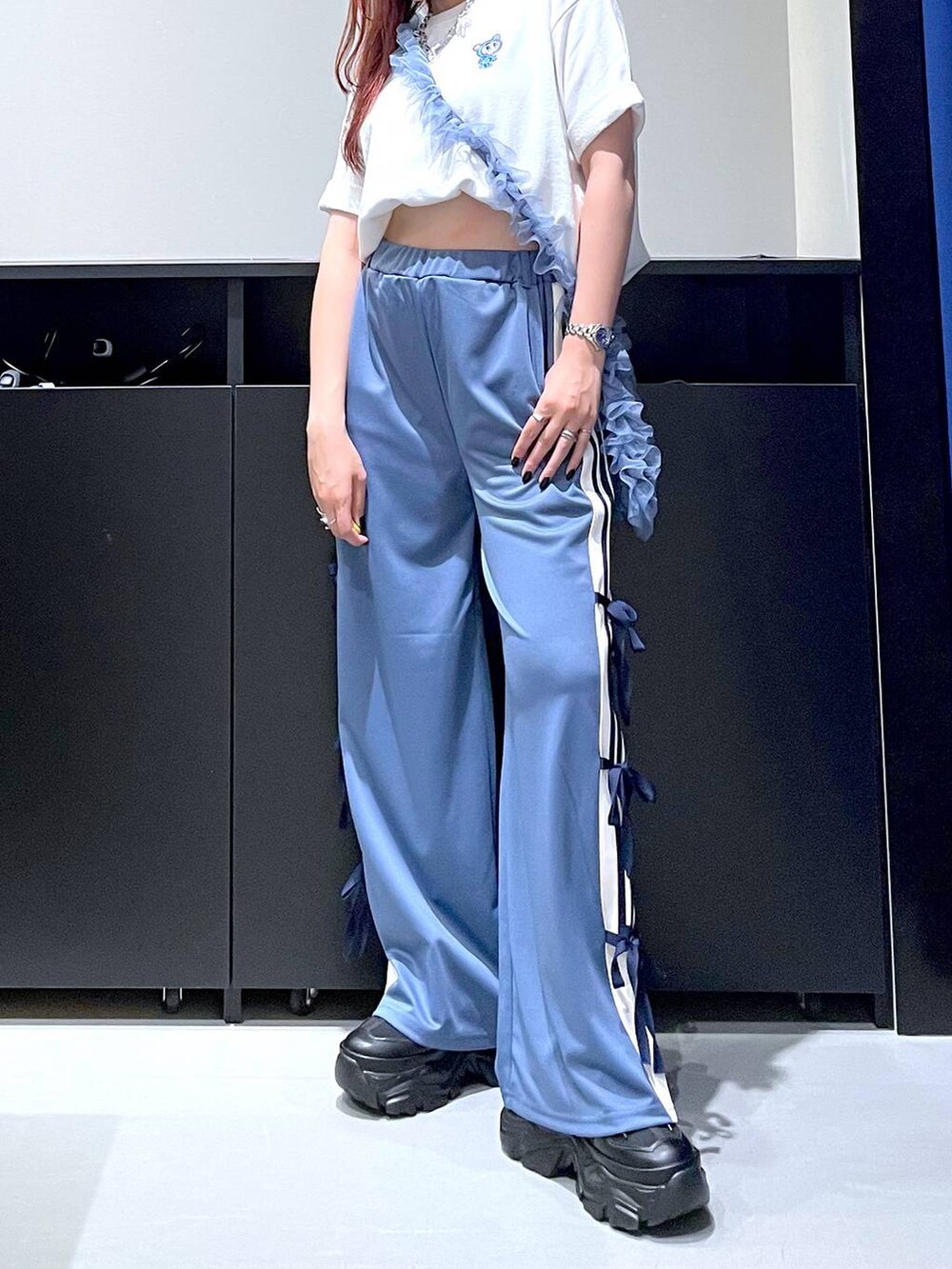 「モード、ストリート、きれいめ、カジュアル、ネックレス、骨格ストレート_PAGEBOY、ブルベ冬_PAGEBOY、Tシャツ、スニーカー、バッグ」｜「PAGEBOYのプラットチャンキースニーカー（スニーカー、ブラック系）」を使った、りりりさん（レディース・157cm）の夏コーディネートの3枚目の写真