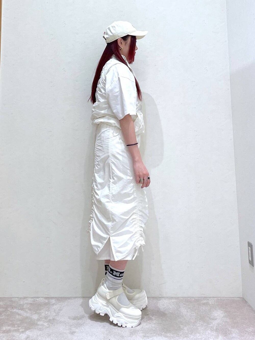 ホワイト系のベスト、ホワイト系のスカート、ホワイト系のTシャツ/カットソーを着用したレディースの春コーディネートの8枚目の写真