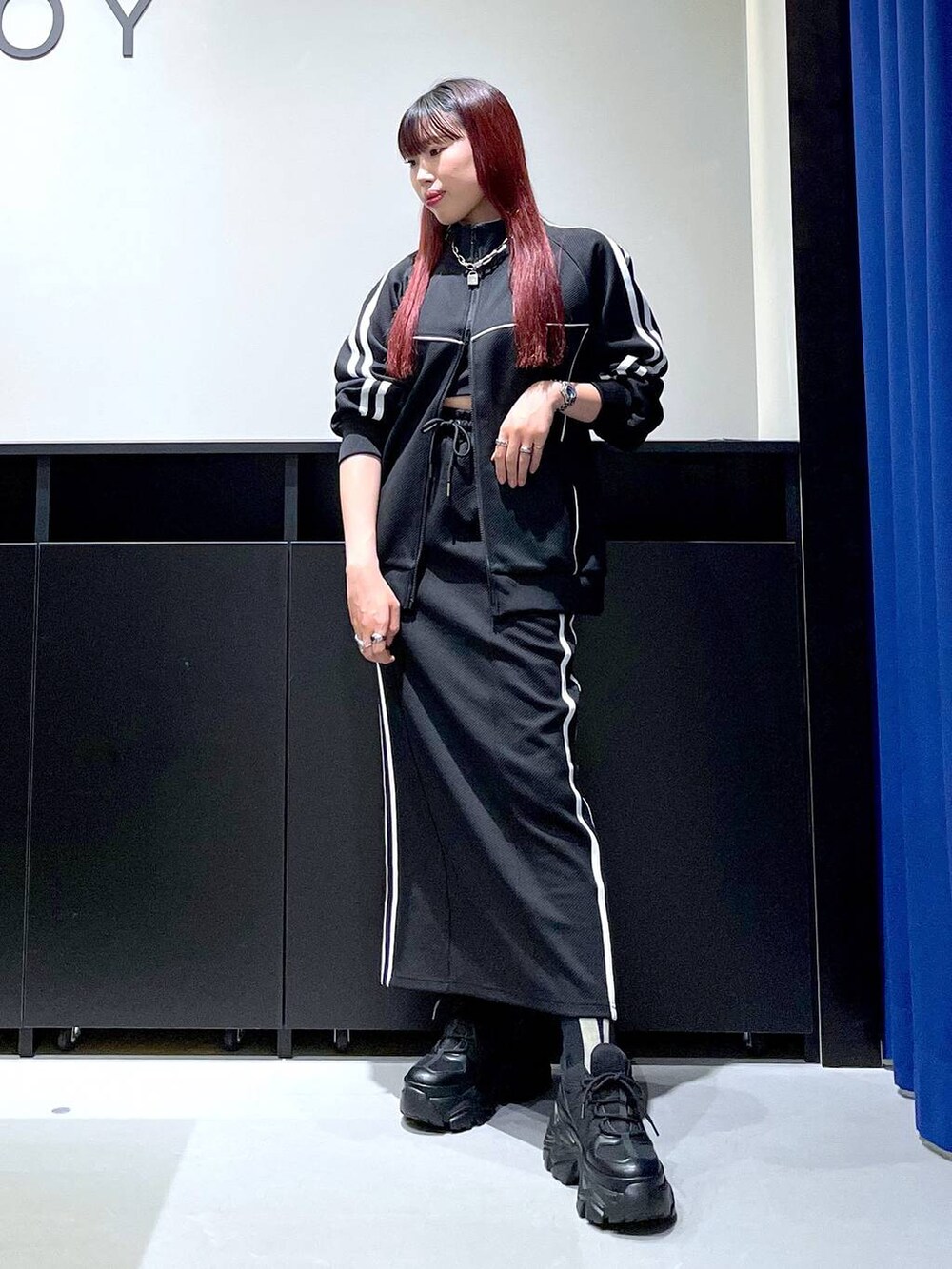 「モード、ストリート、きれいめ、カジュアル、ネックレス、骨格ストレート_PAGEBOY、ブルベ冬_PAGEBOY、ジャケット、スカート、セットアップ、スニーカー」｜「PAGEBOYのプラットチャンキースニーカー（スニーカー、ブラック系）」を使った、りりりさん（レディース・157cm）の秋コーディネートの9枚目の写真