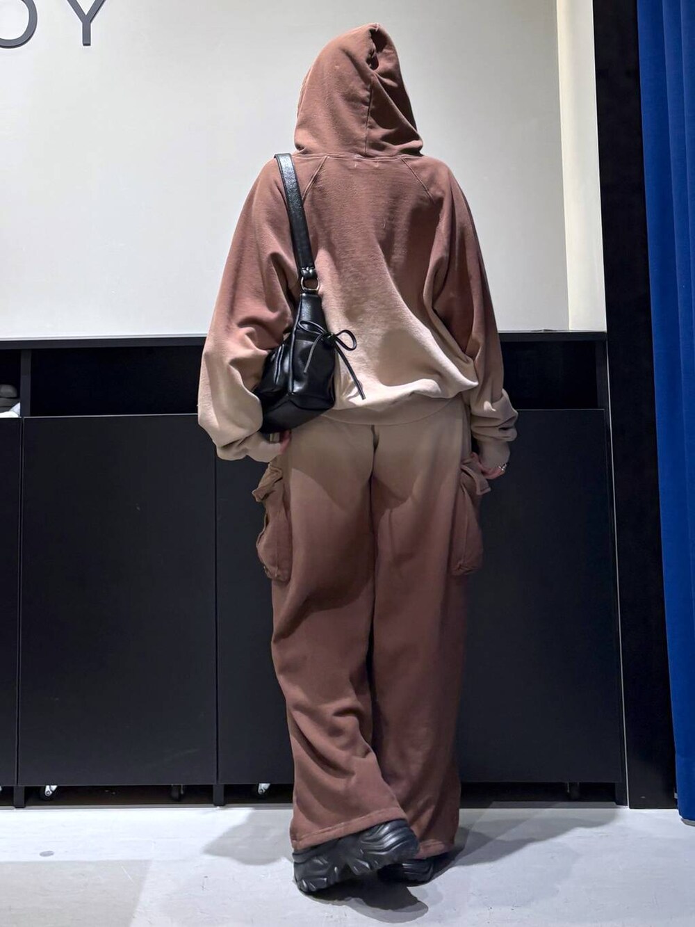 「パーカー、スウェット、モード、ストリート、きれいめ、カジュアル、ネックレス、骨格ストレート_PAGEBOY、ブルベ冬_PAGEBOY、スウェットパンツ、セットアップ、バッグ、スニーカー」｜「PAGEBOYのプラットチャンキースニーカー（スニーカー、ブラック系）」を使った、りりりさん（レディース・157cm）の冬コーディネートの4枚目の写真
