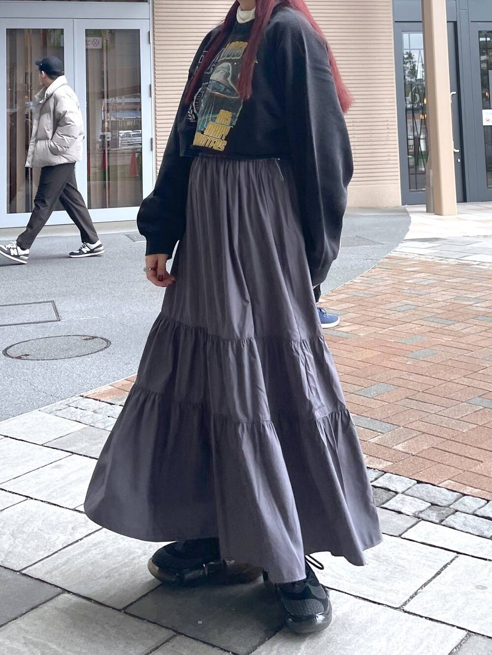 ホワイト系のTシャツ/カットソー、ブラック系のスウェット、グレー系のワンピースを着用したレディースの春コーディネートの4枚目の写真